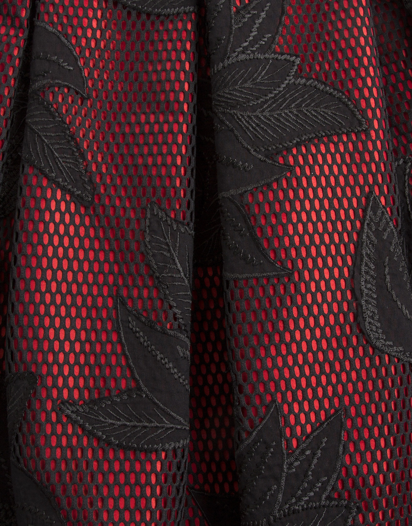Falda bordada negro y roja