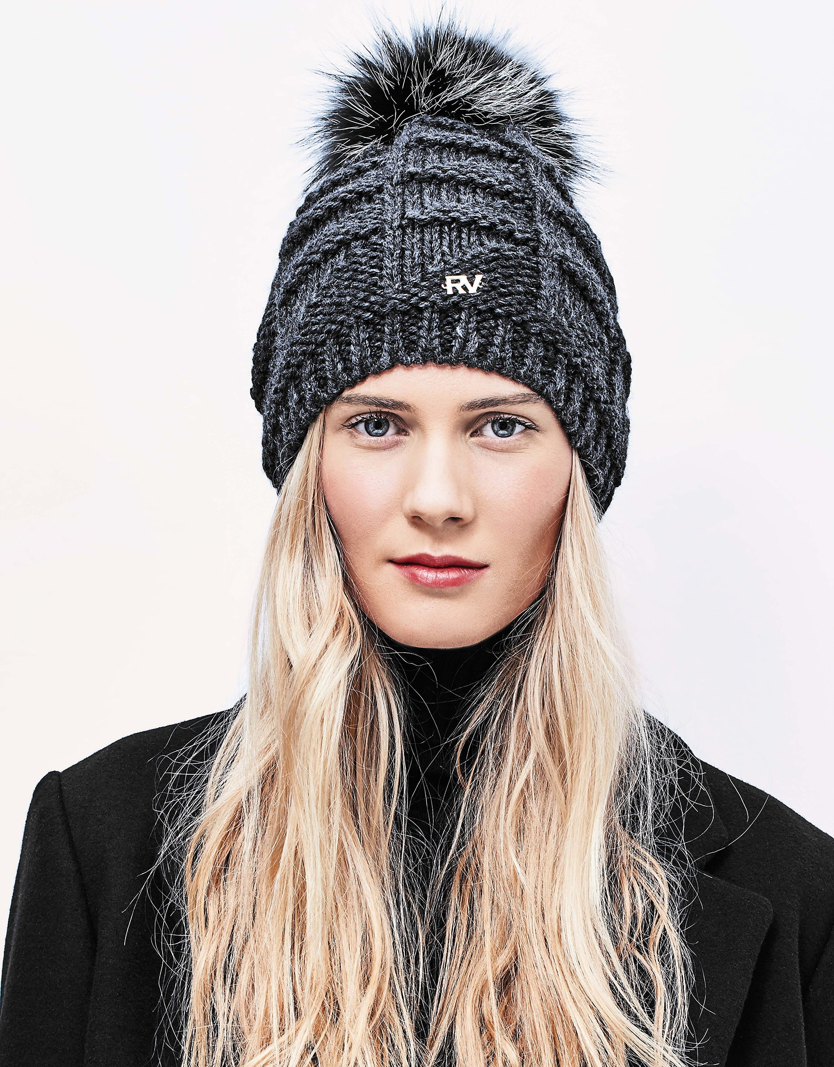 Gorro punto pompón pelo gris