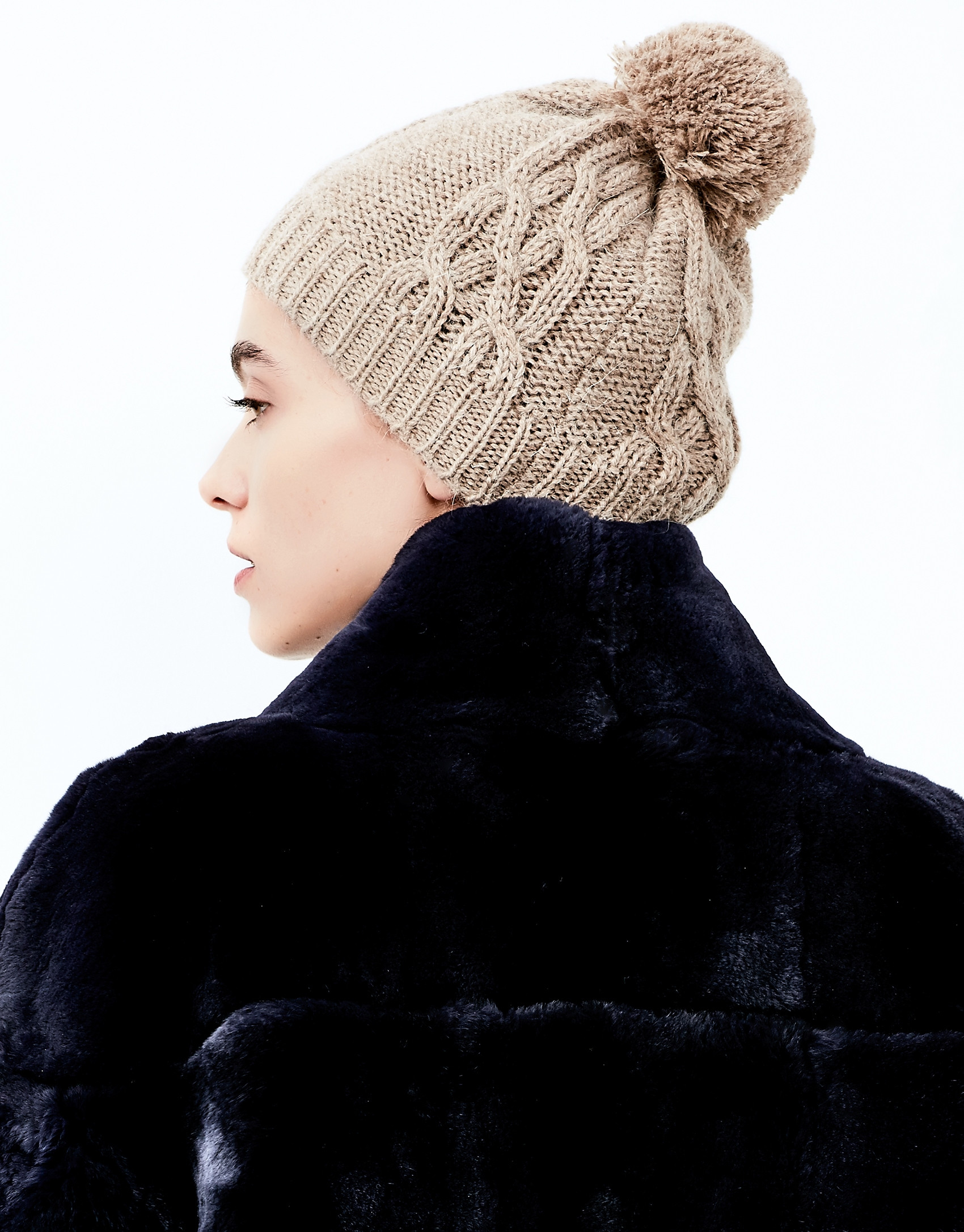 Gorro punto pompón beige