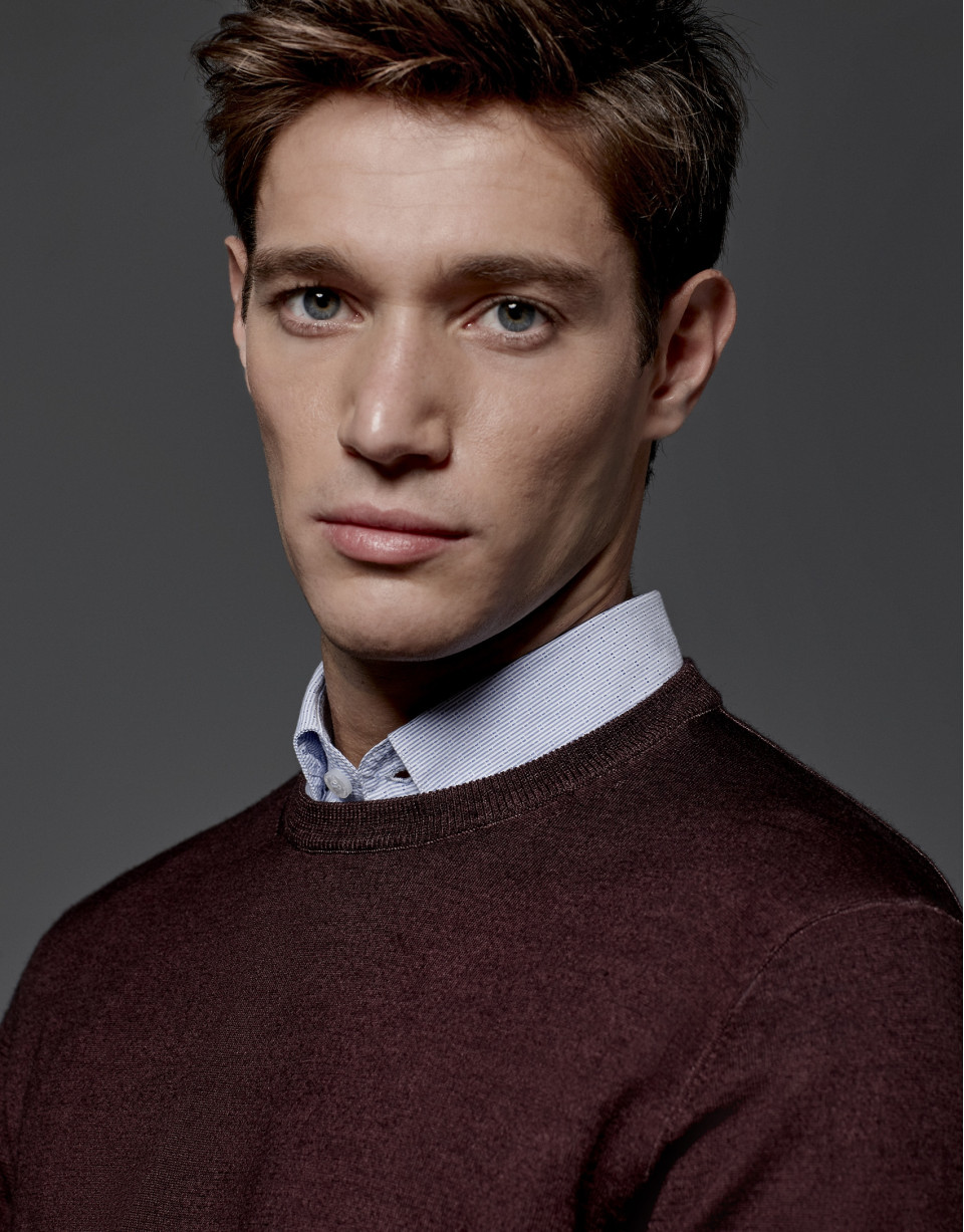 Maroon dyed sweater with square collar