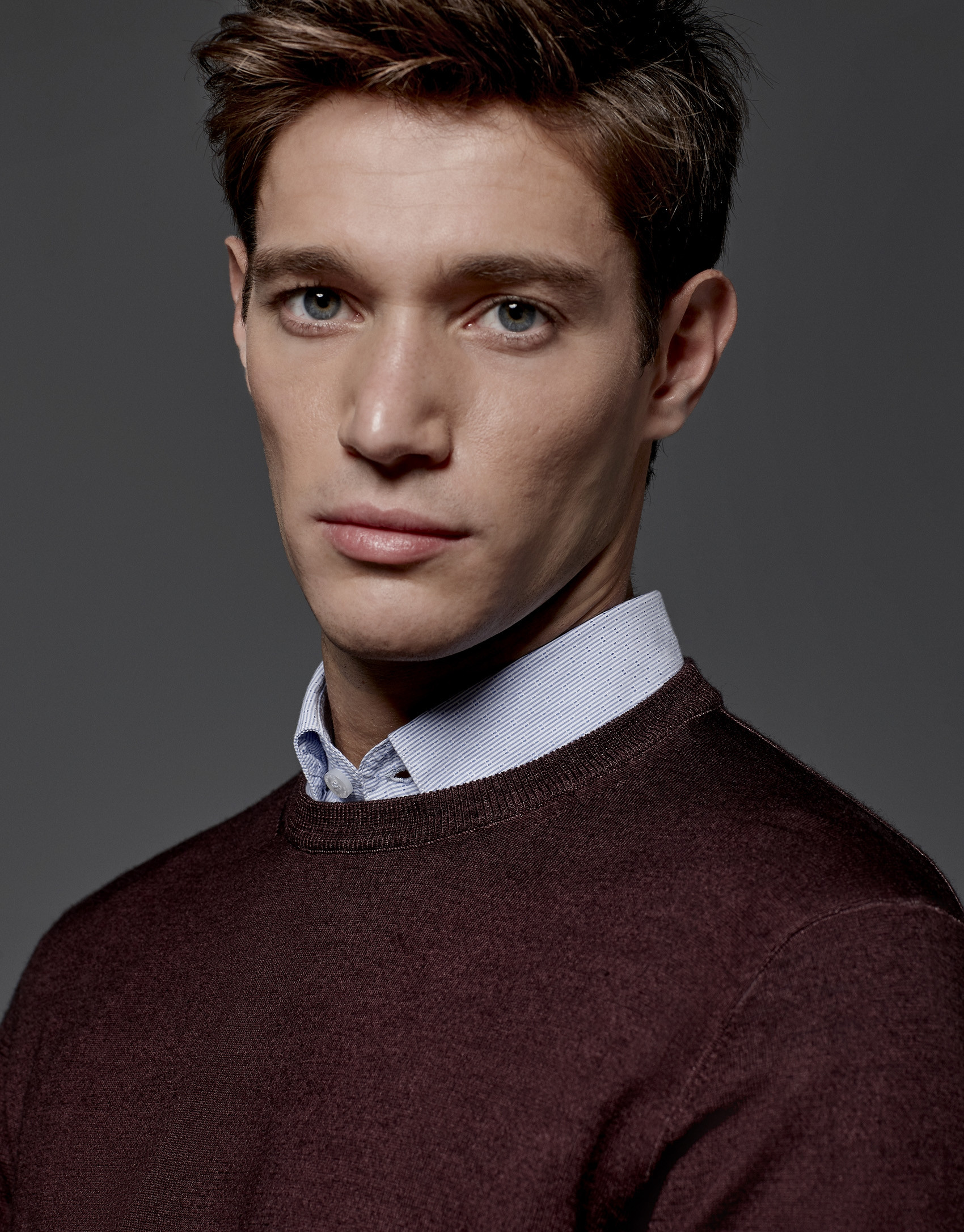 Maroon dyed sweater with square collar