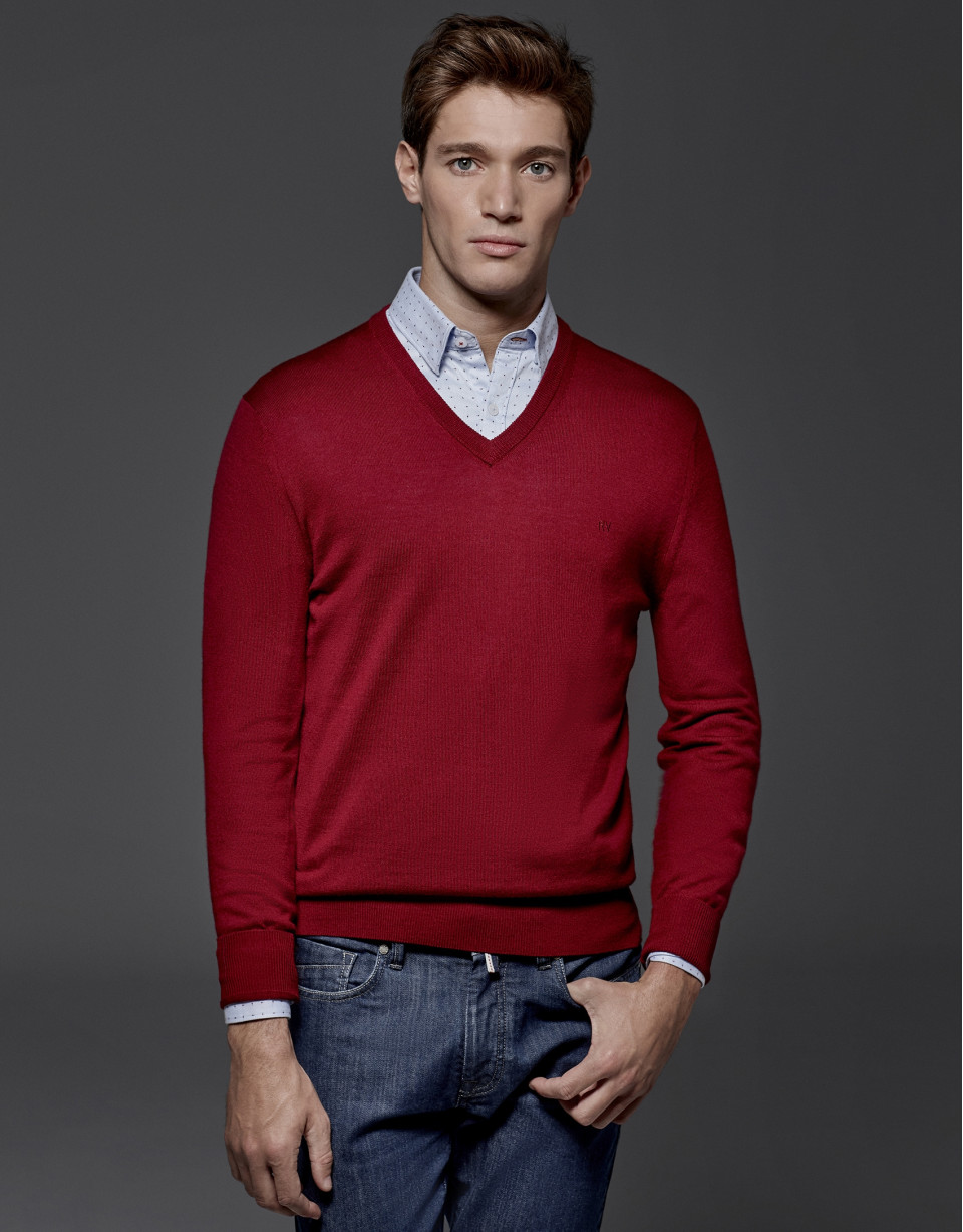 Red wool sweater with V neck