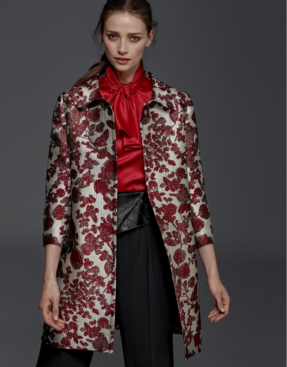 Abrigo jacquard estampado floral granate