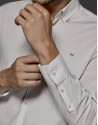 Camisa fantasía blanca con microestampado marrón