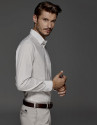 Camisa fantasía blanca con microestampado marrón