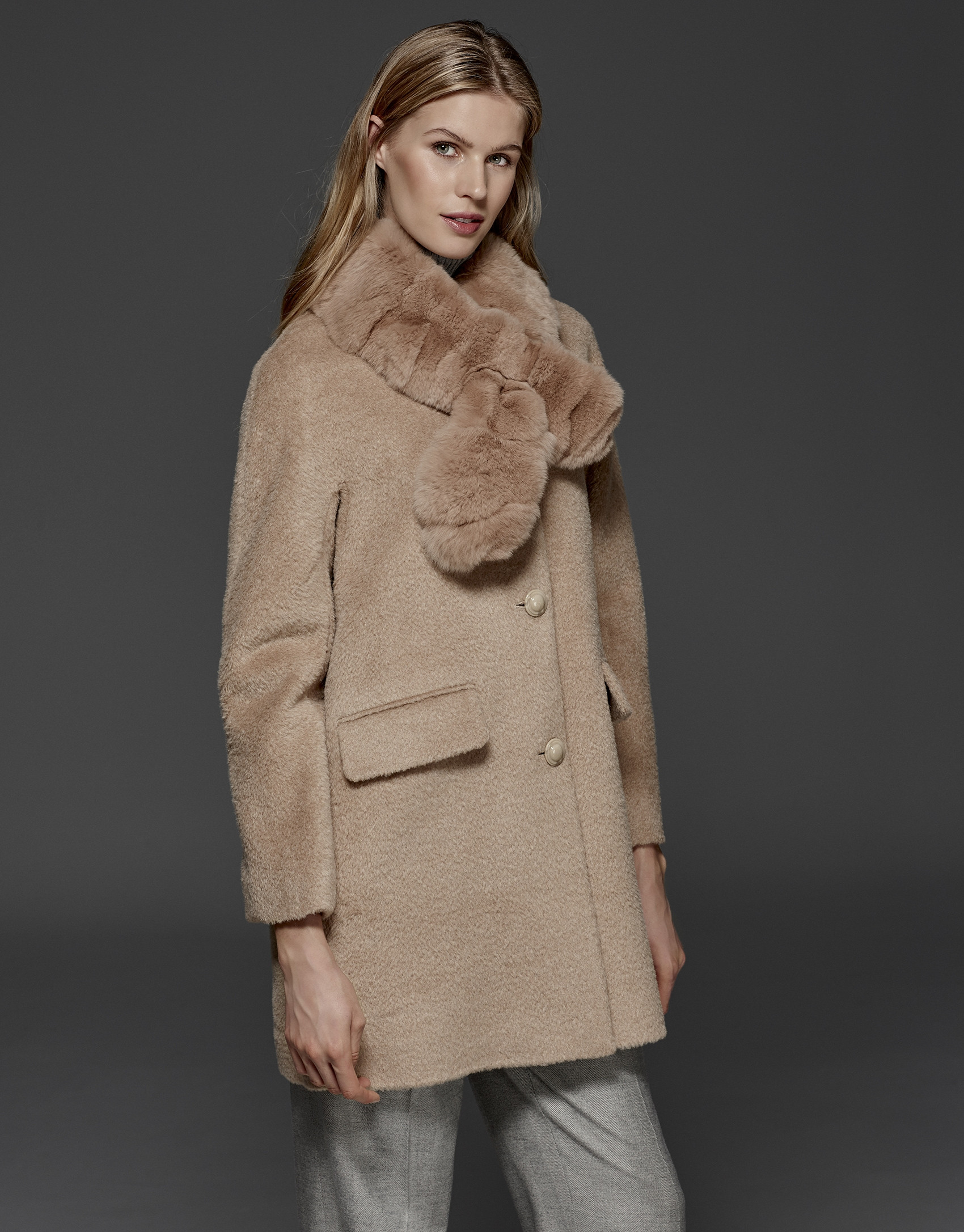 Abrigo retro cuello pelo beige