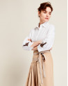 Camisa blanca mangas parche