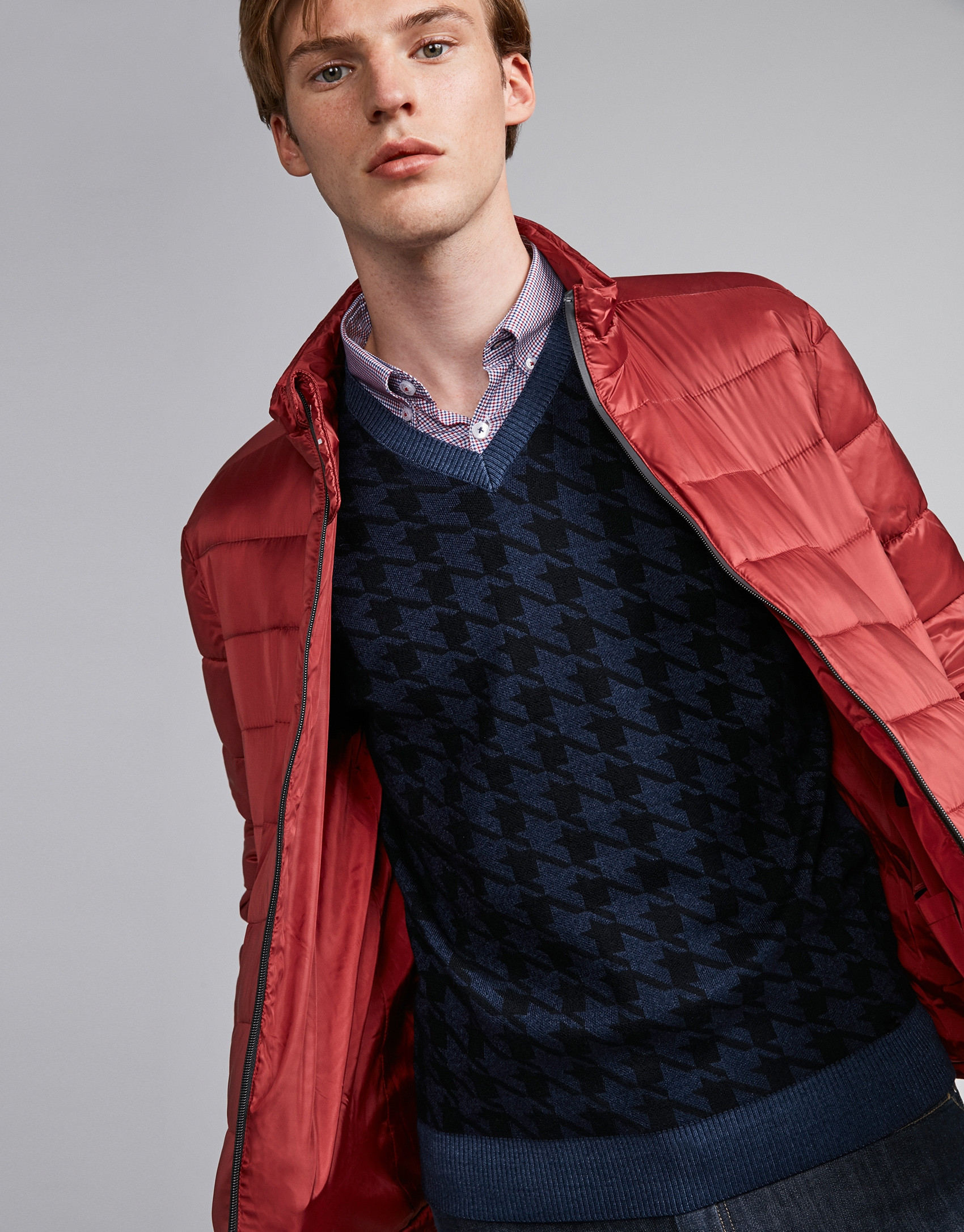 Burgundy tech ski jacket with details on zippers