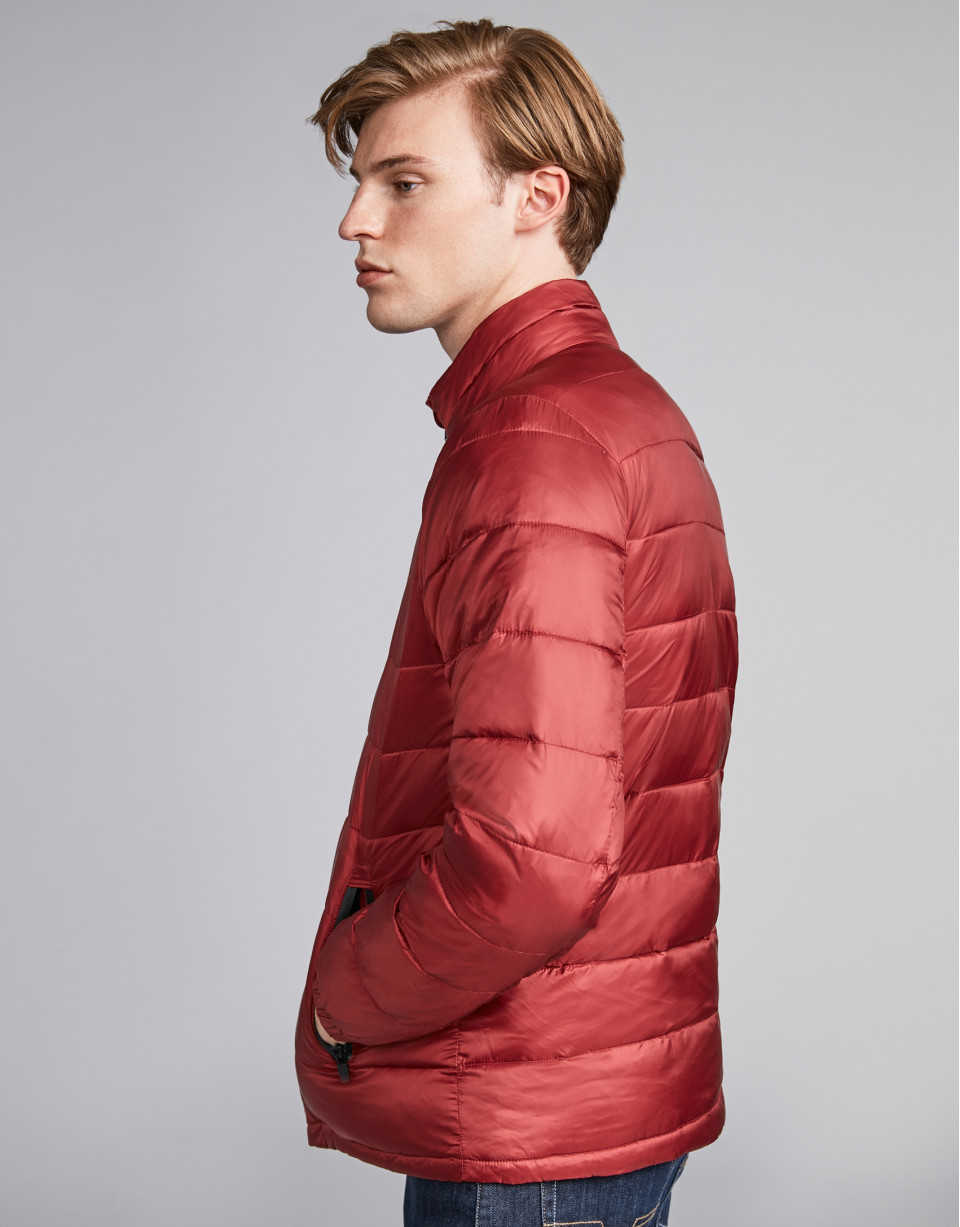 Burgundy tech ski jacket with details on zippers