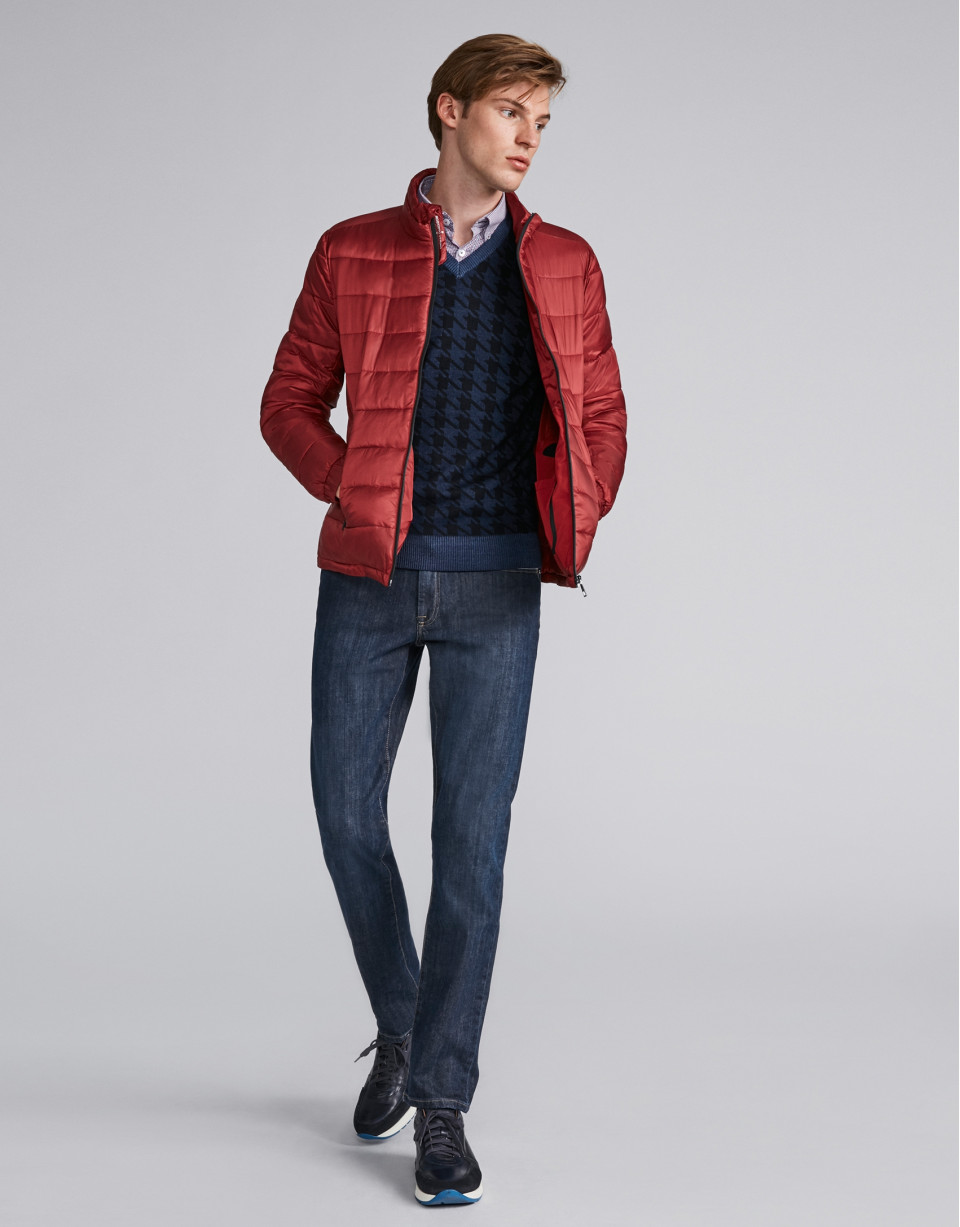 Burgundy tech ski jacket with details on zippers