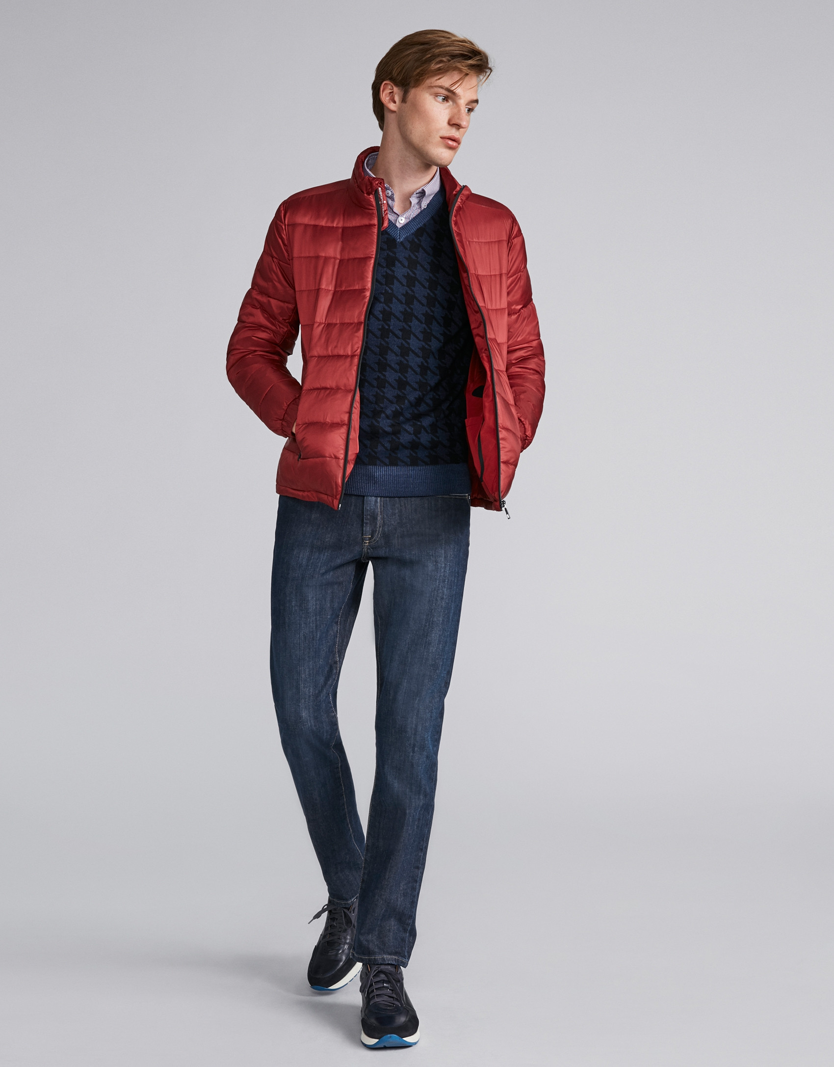 Burgundy tech ski jacket with details on zippers