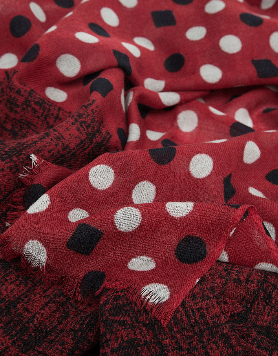 Fular con doble estampado de color rojo
