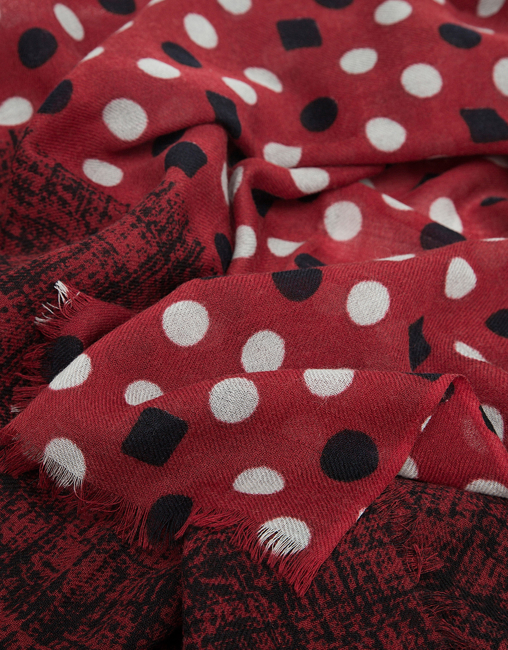 Fular con doble estampado de color rojo