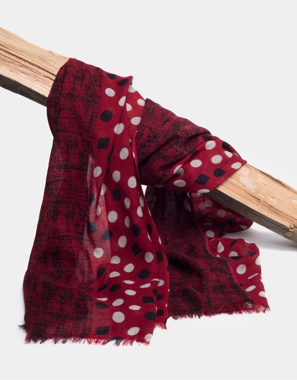 Fular con doble estampado de color rojo