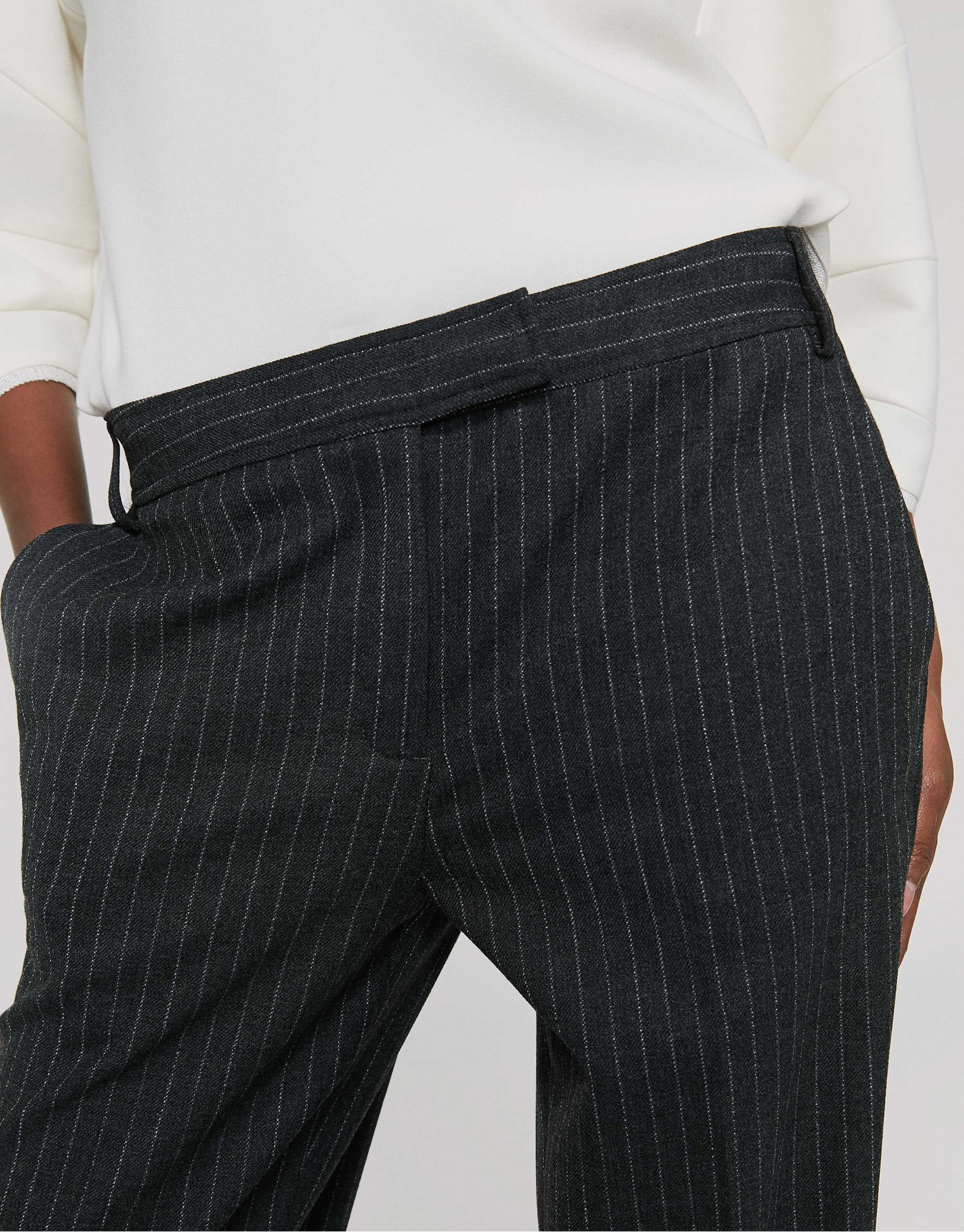 Pantalón recto raya diplomática gris