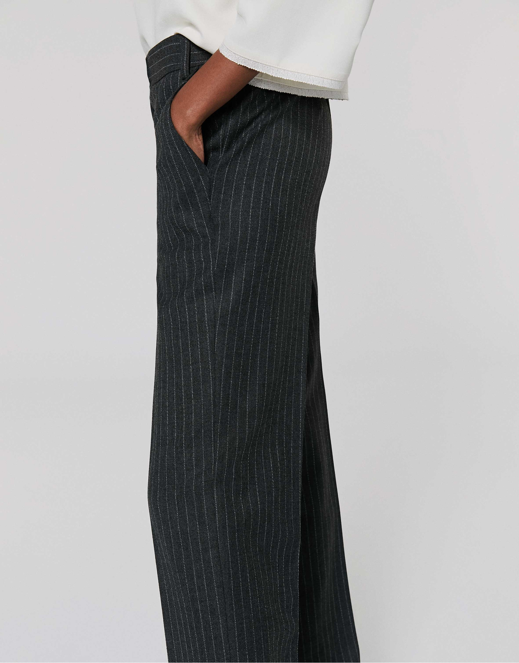 Pantalón recto raya diplomática gris