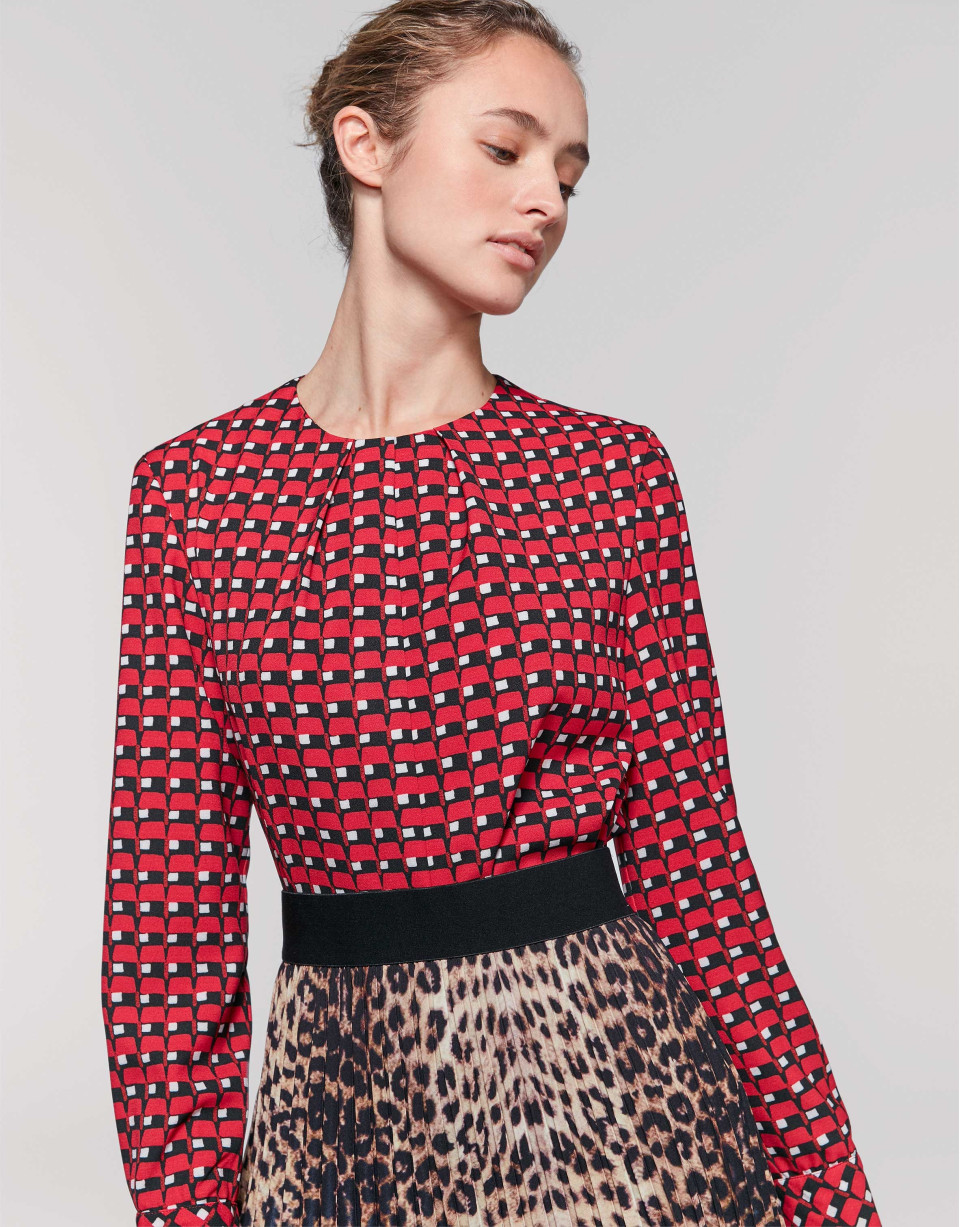 Camisa escote pliegues estampada