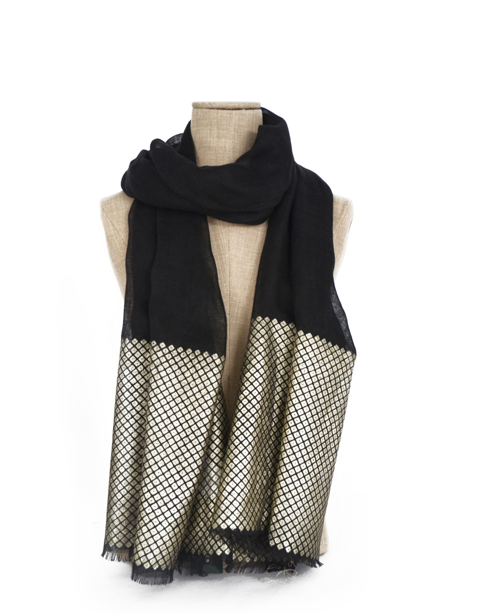 Foulard negro con greca fantasía dorada
