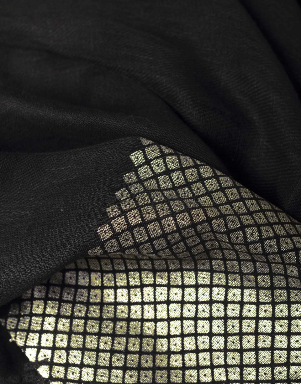 Foulard negro con greca fantasía dorada