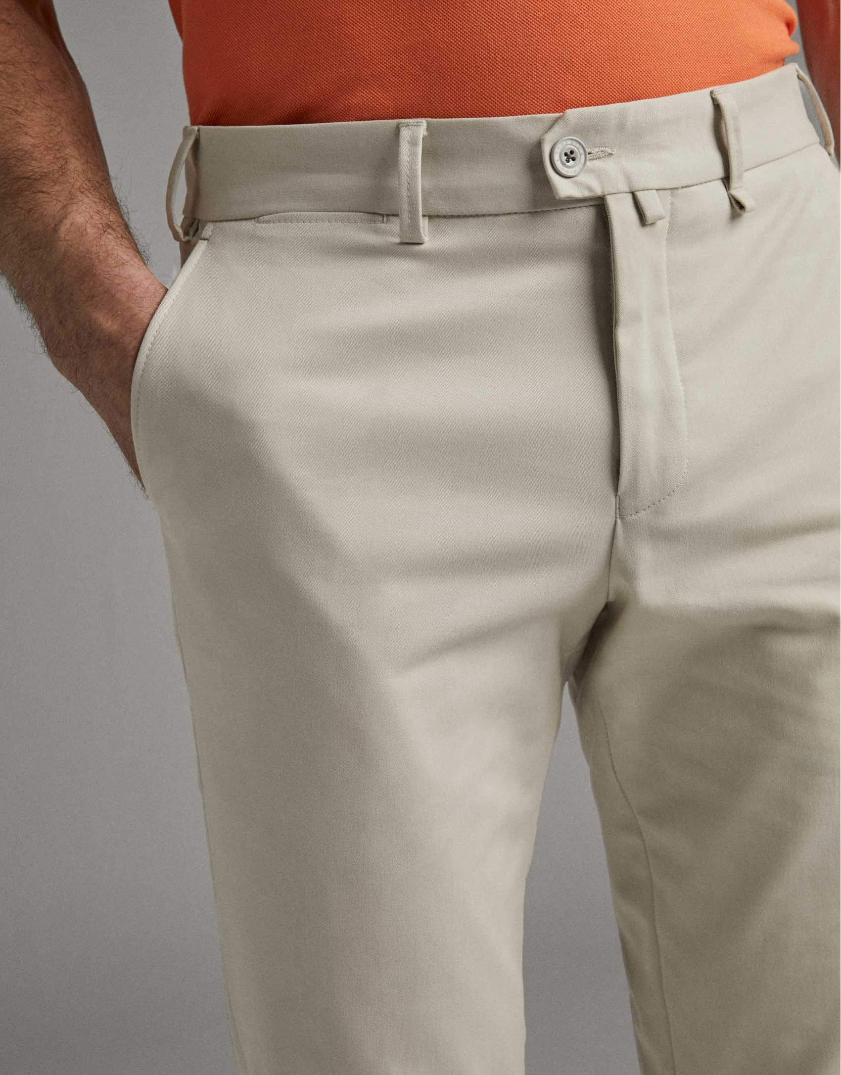 Pantalón chino beige claro