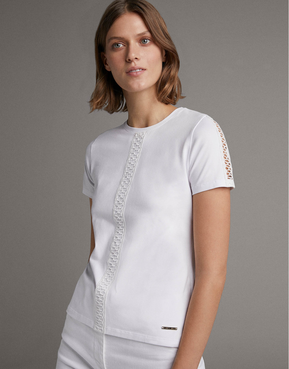 Camiseta blanca con puntilla en delantero y ... | Roberto Verino