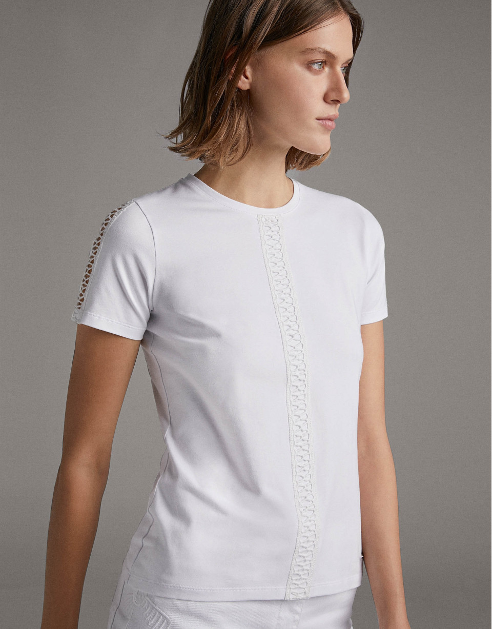 Camiseta blanca con puntilla en delantero y ... | Roberto Verino