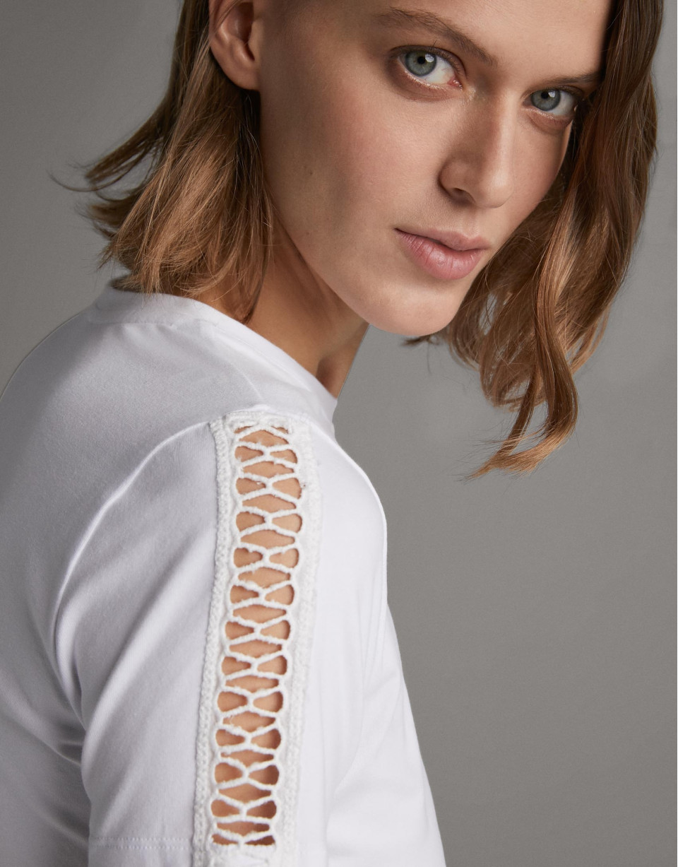 Camiseta blanca con puntilla en delantero y ... | Roberto Verino