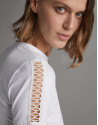 Camiseta blanca con puntilla en delantero y ... | Roberto Verino