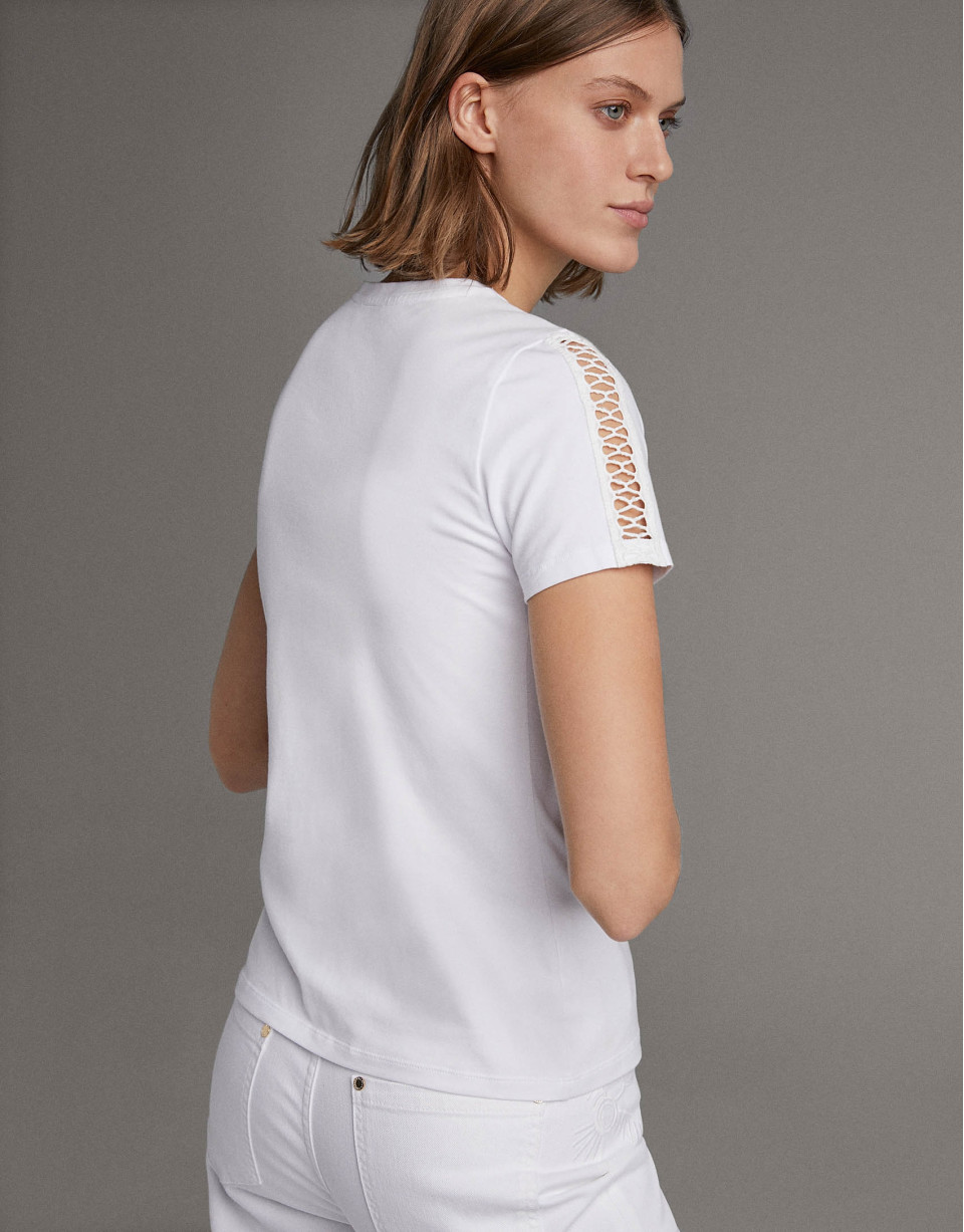 Camiseta blanca con puntilla en delantero y ... | Roberto Verino