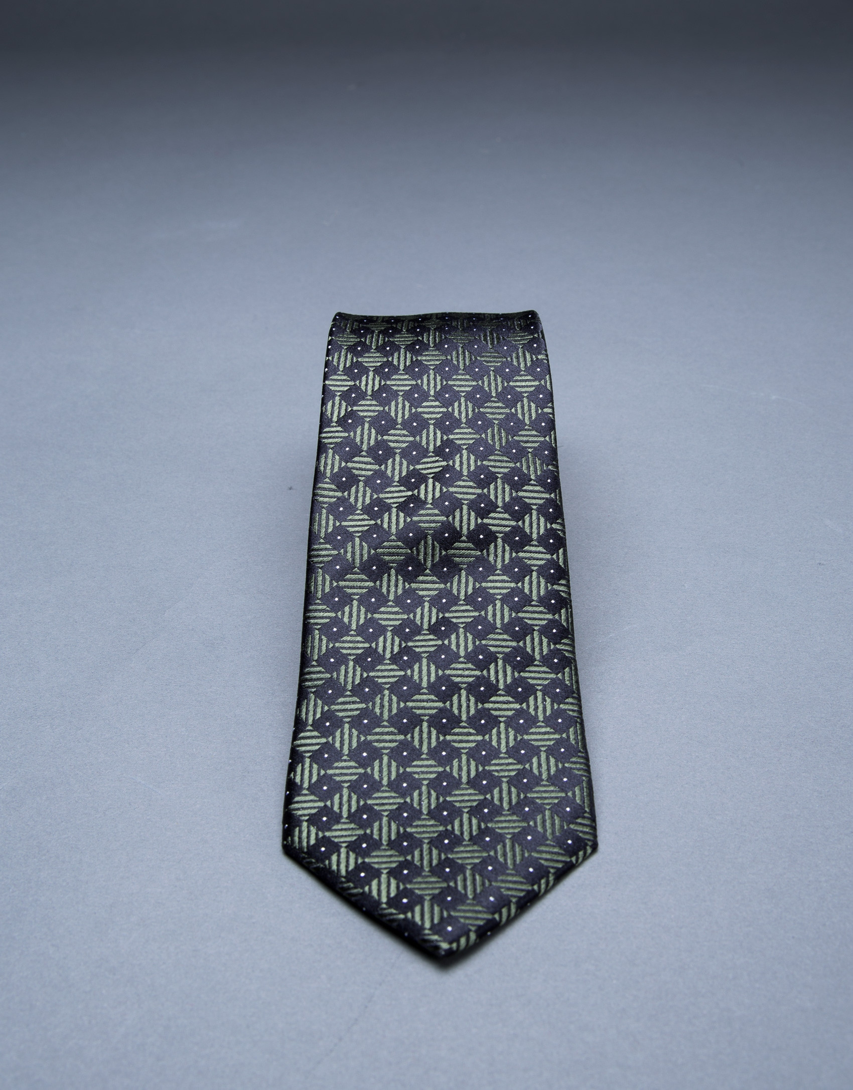 Green motif tie 