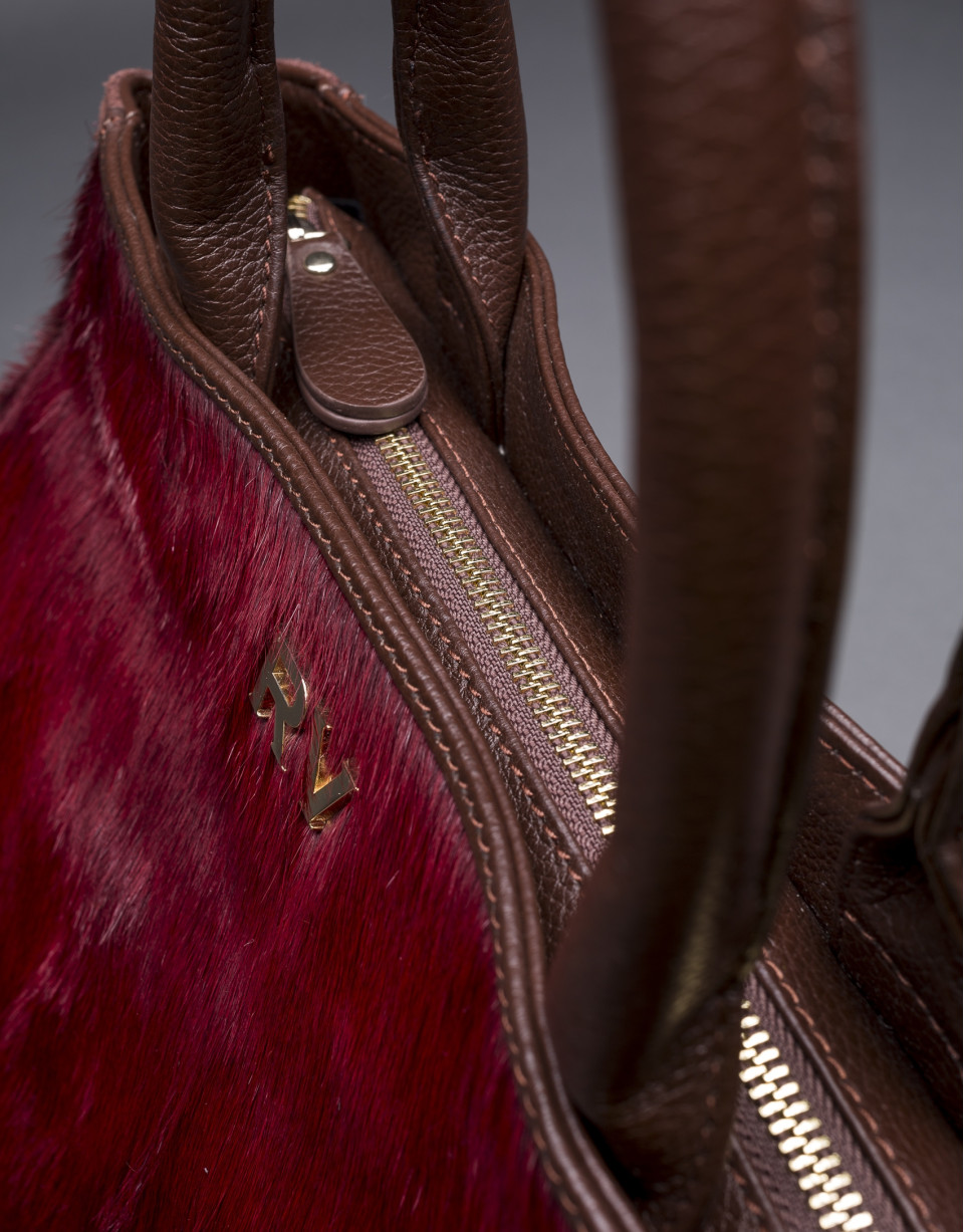 Bolso Justin con pelo de potro en burdeos combinado con piel y ante en marrón