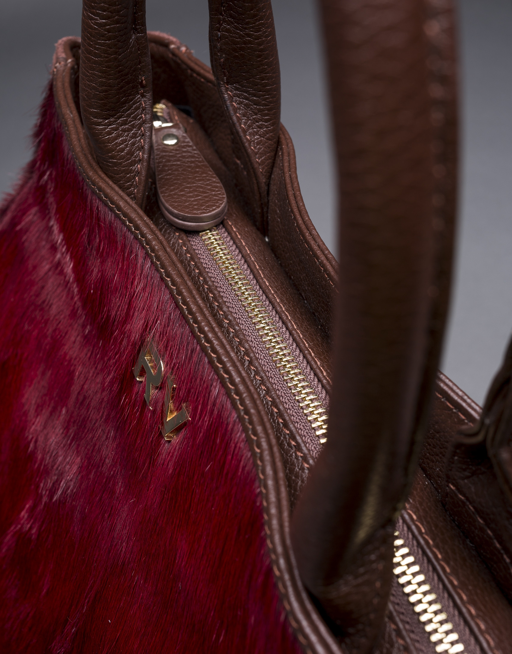 Bolso Justin con pelo de potro en burdeos combinado con piel y ante en marrón