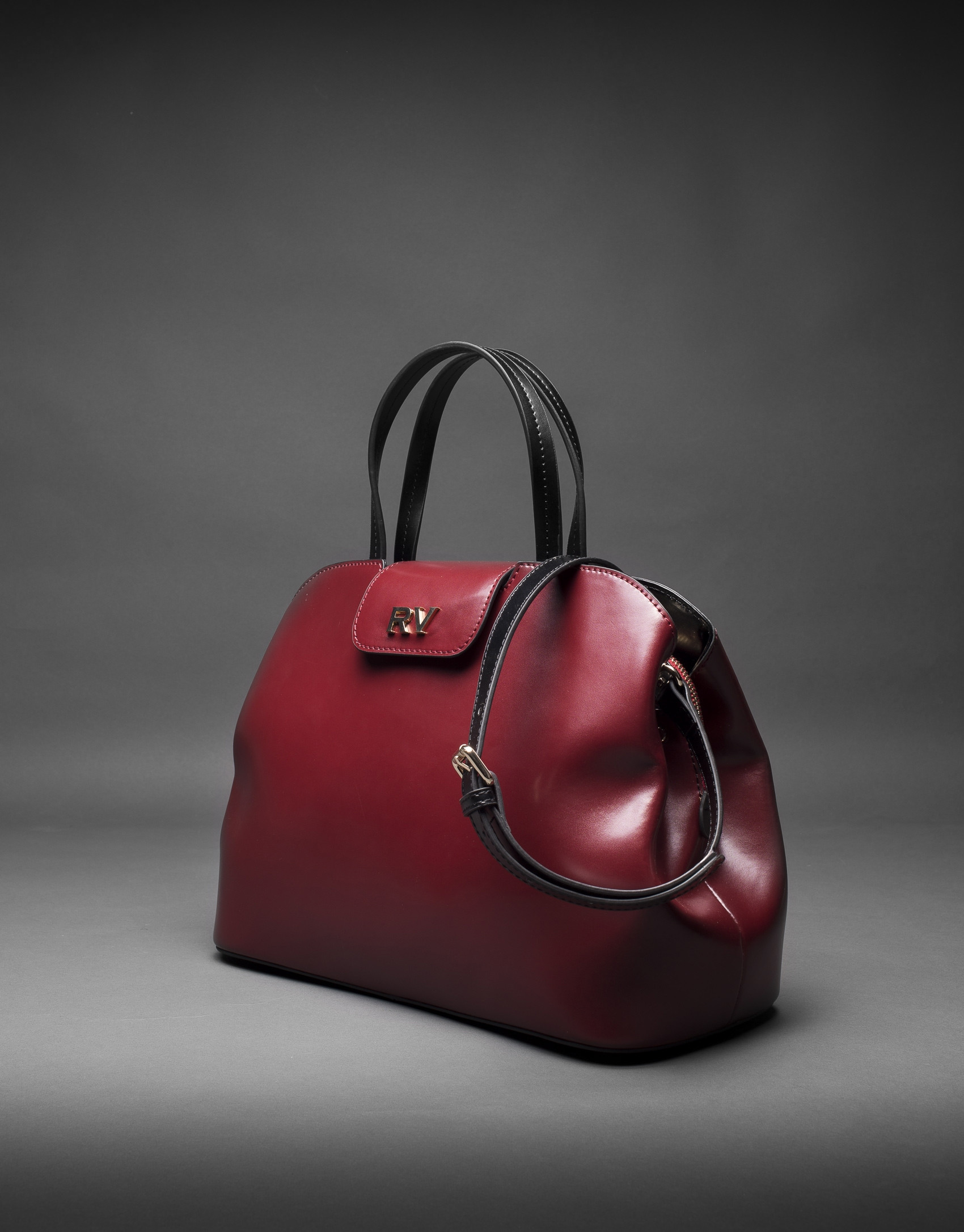 Bolso  Ryan en piel rígida burdeos combinada con negro