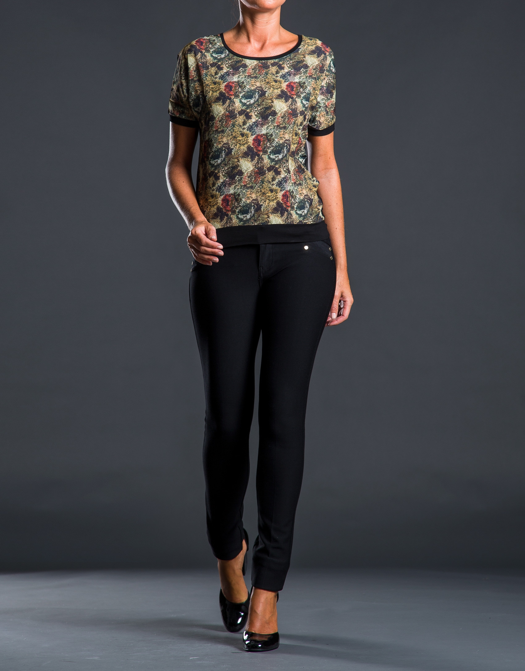 Camiseta estampado floral contraste