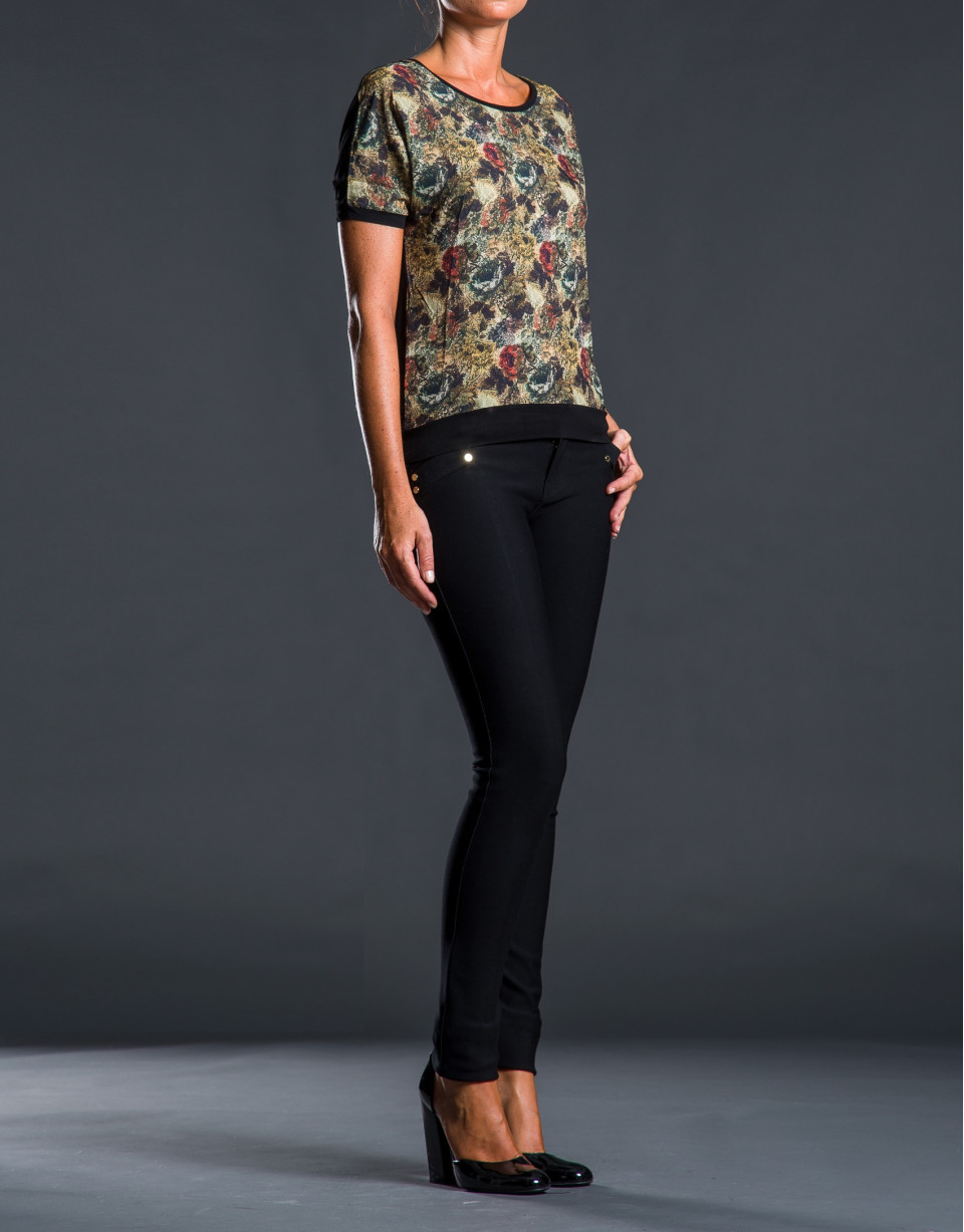 Camiseta estampado floral contraste