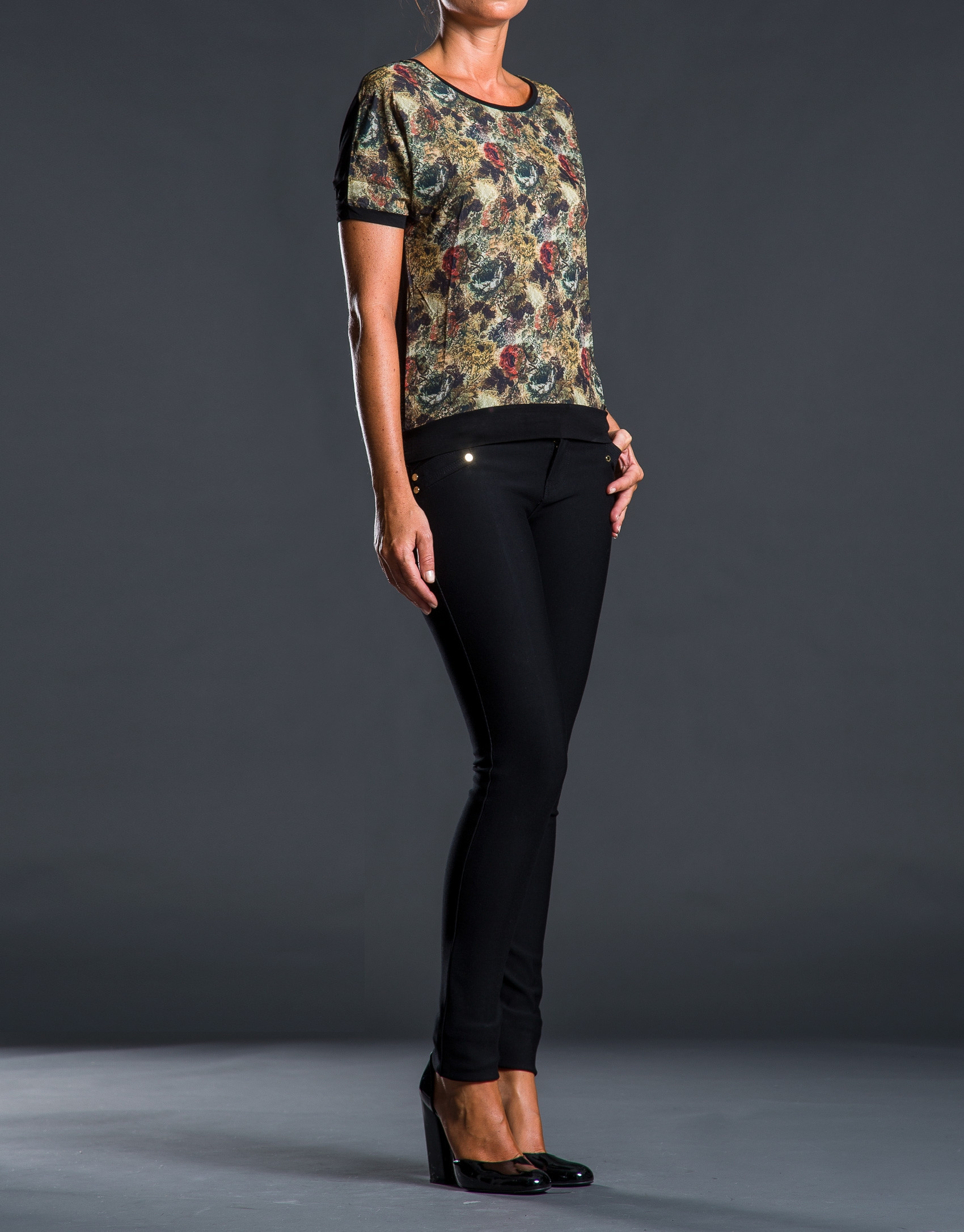 Camiseta estampado floral contraste
