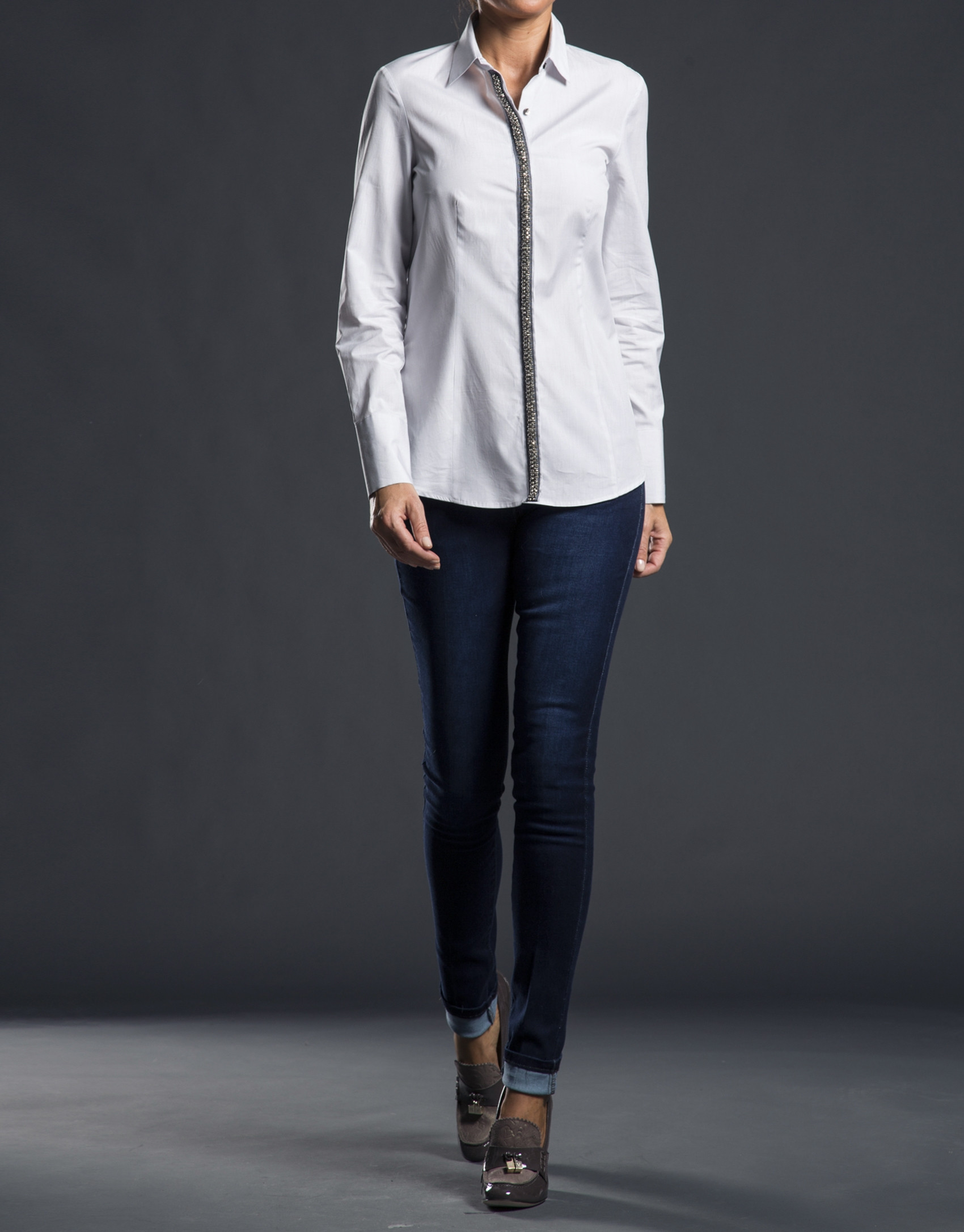 Camisa  gris sopata pasamanería