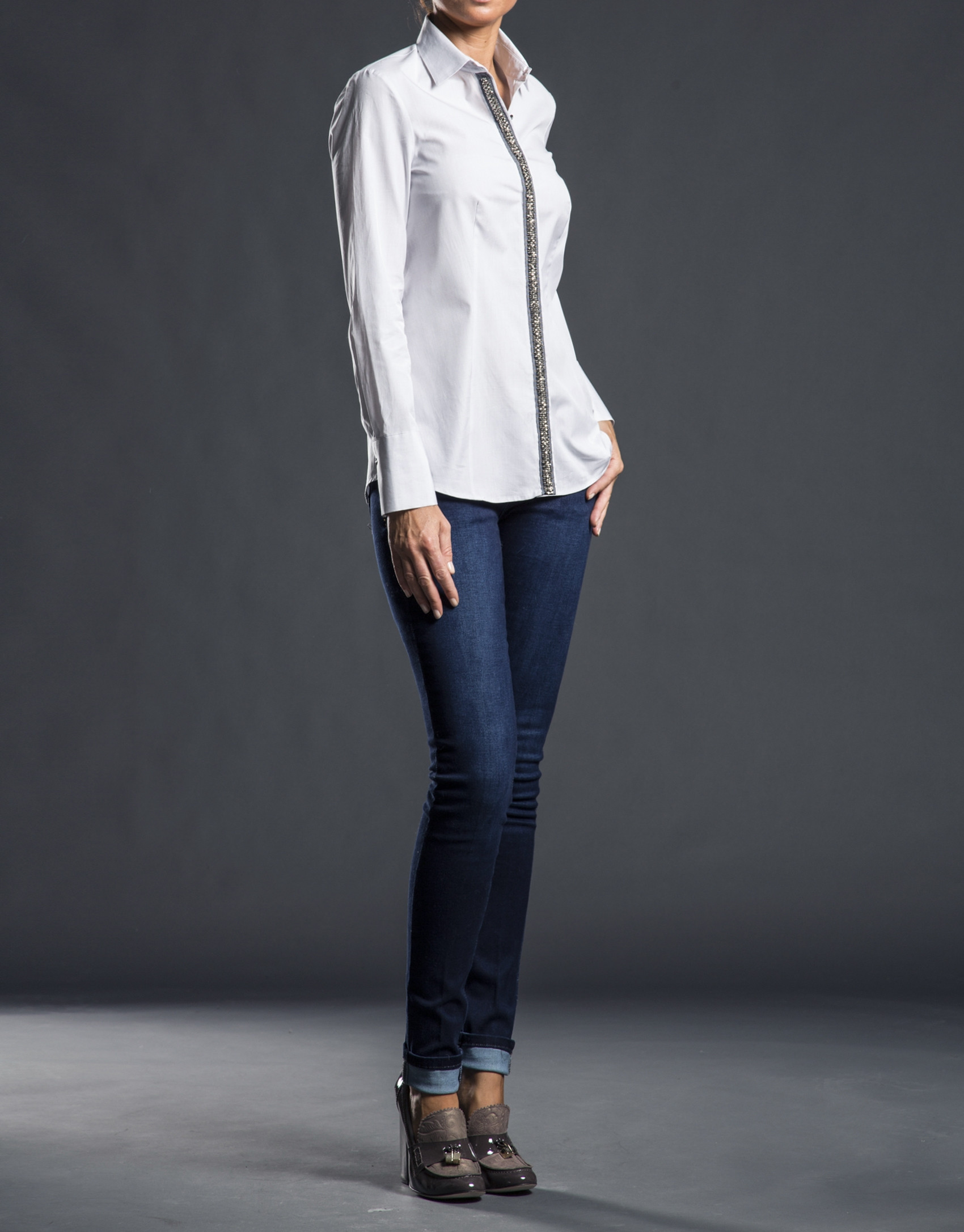 Camisa  gris sopata pasamanería