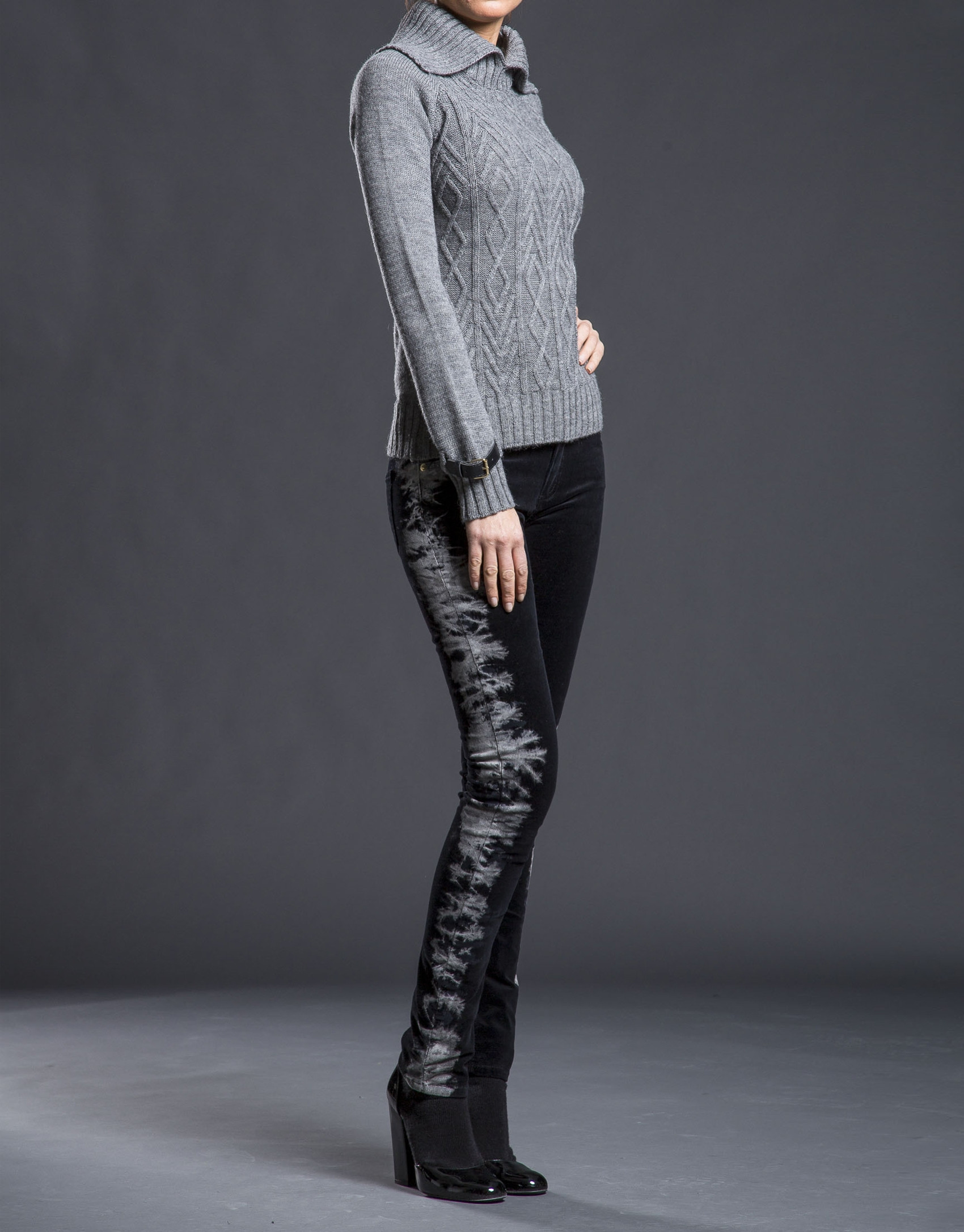 Gray rhombi knit sweater 