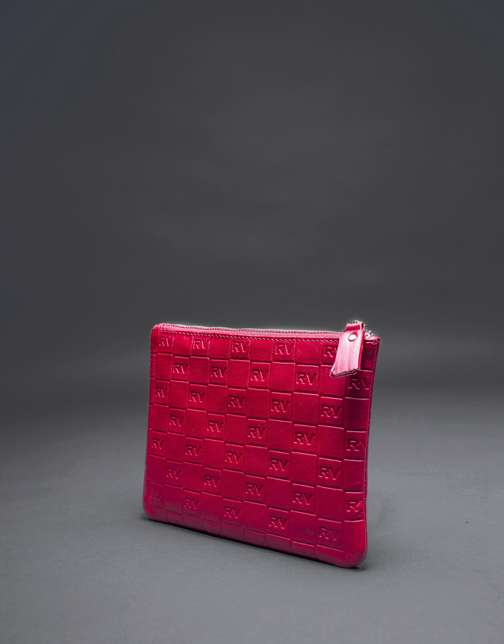 Neceser en piel roja con grabado RV