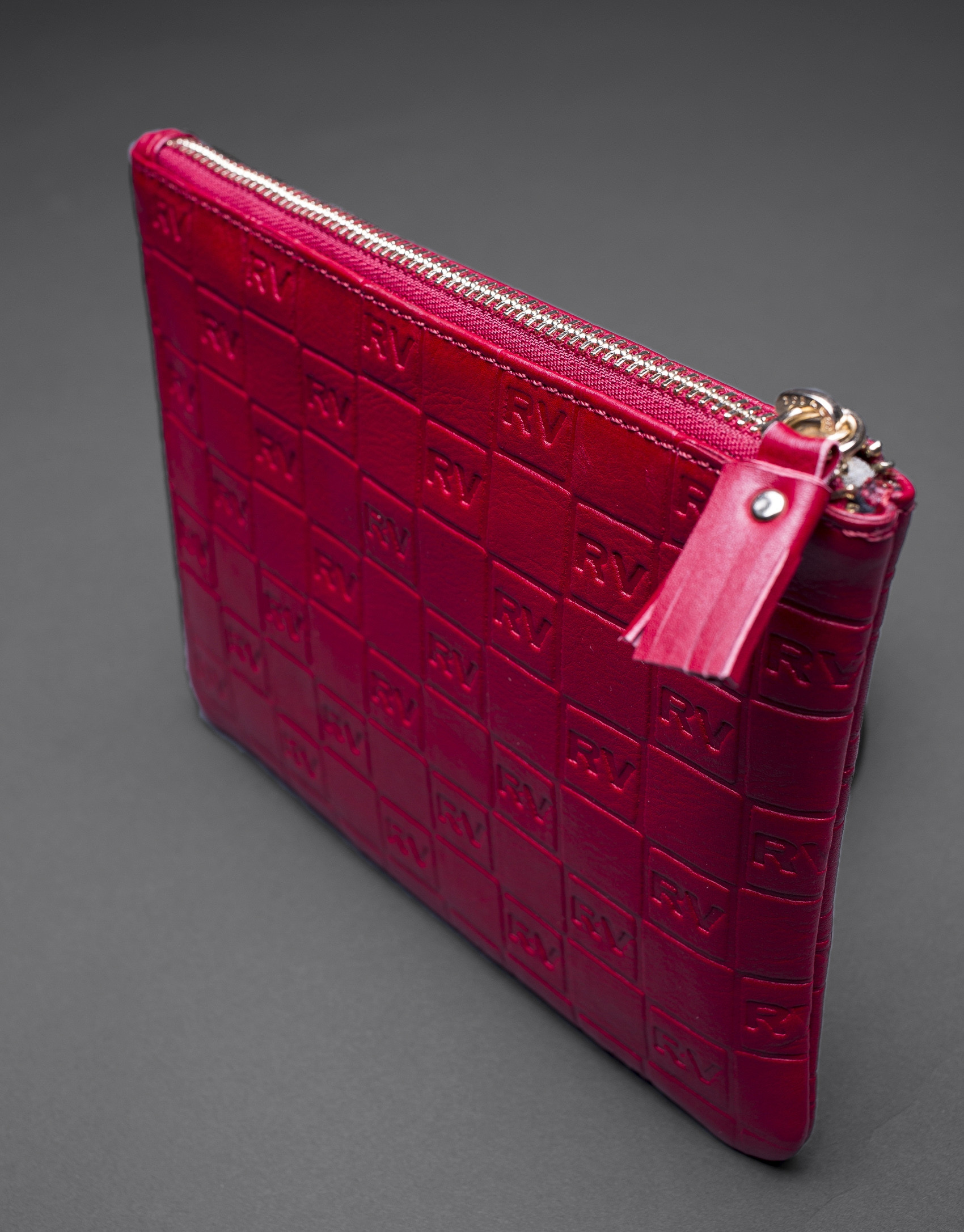 Neceser en piel roja con grabado RV