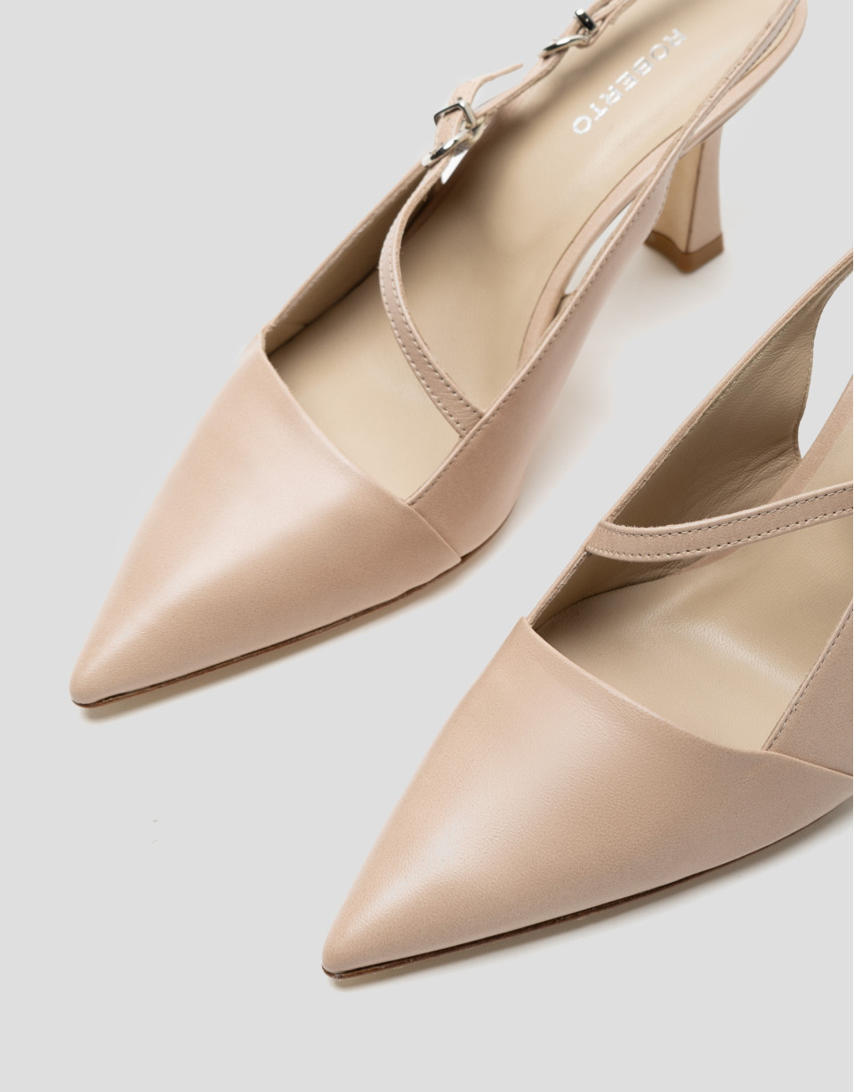 Zapato salón destalonado piel beige con pulsera