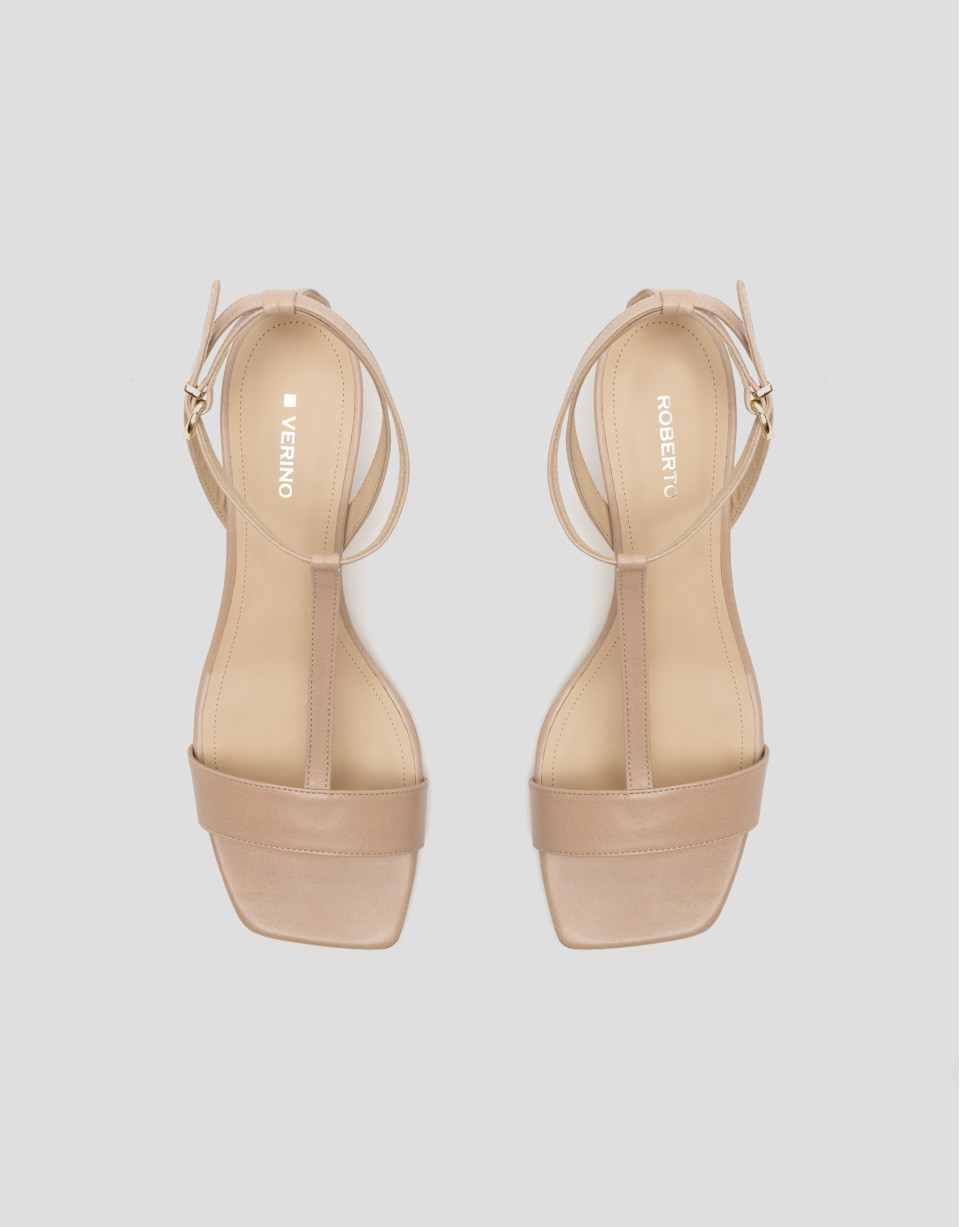 Sandalia abierta con tiras en piel beige