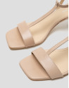 Sandalia abierta con tiras en piel beige