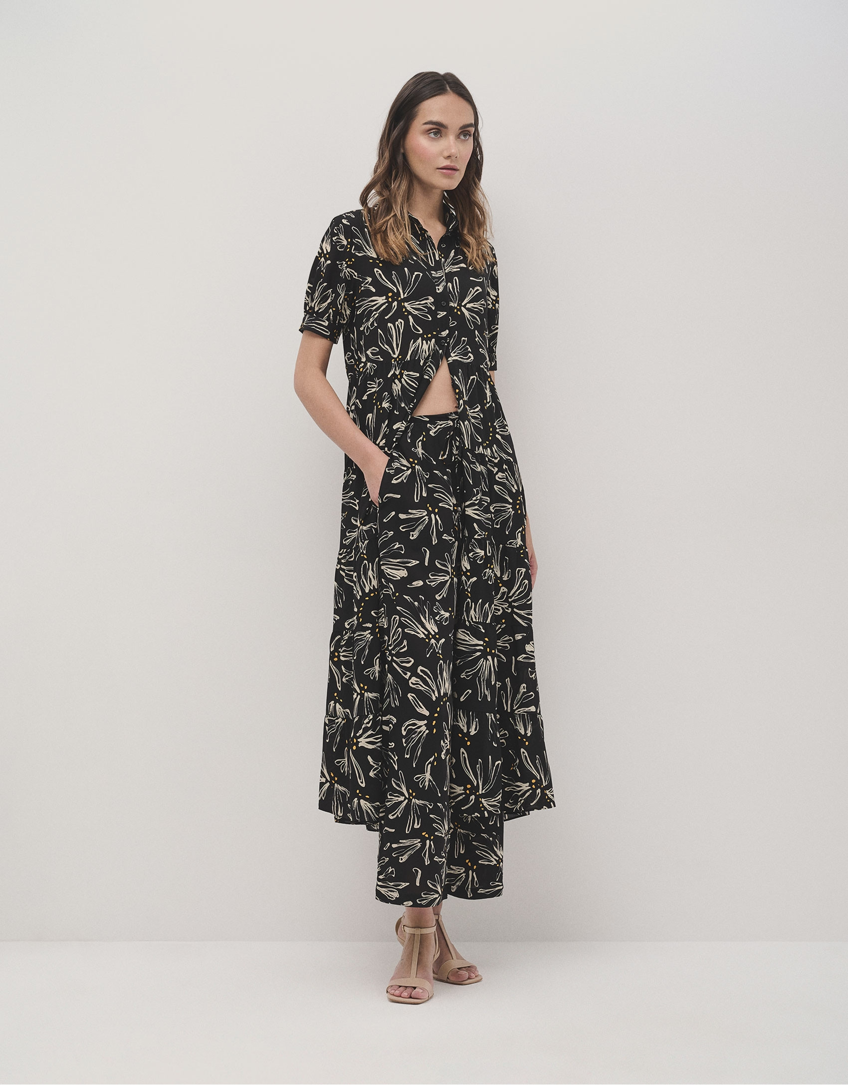 Vestido camisero midi negro estampado flores ... | Roberto Verino
