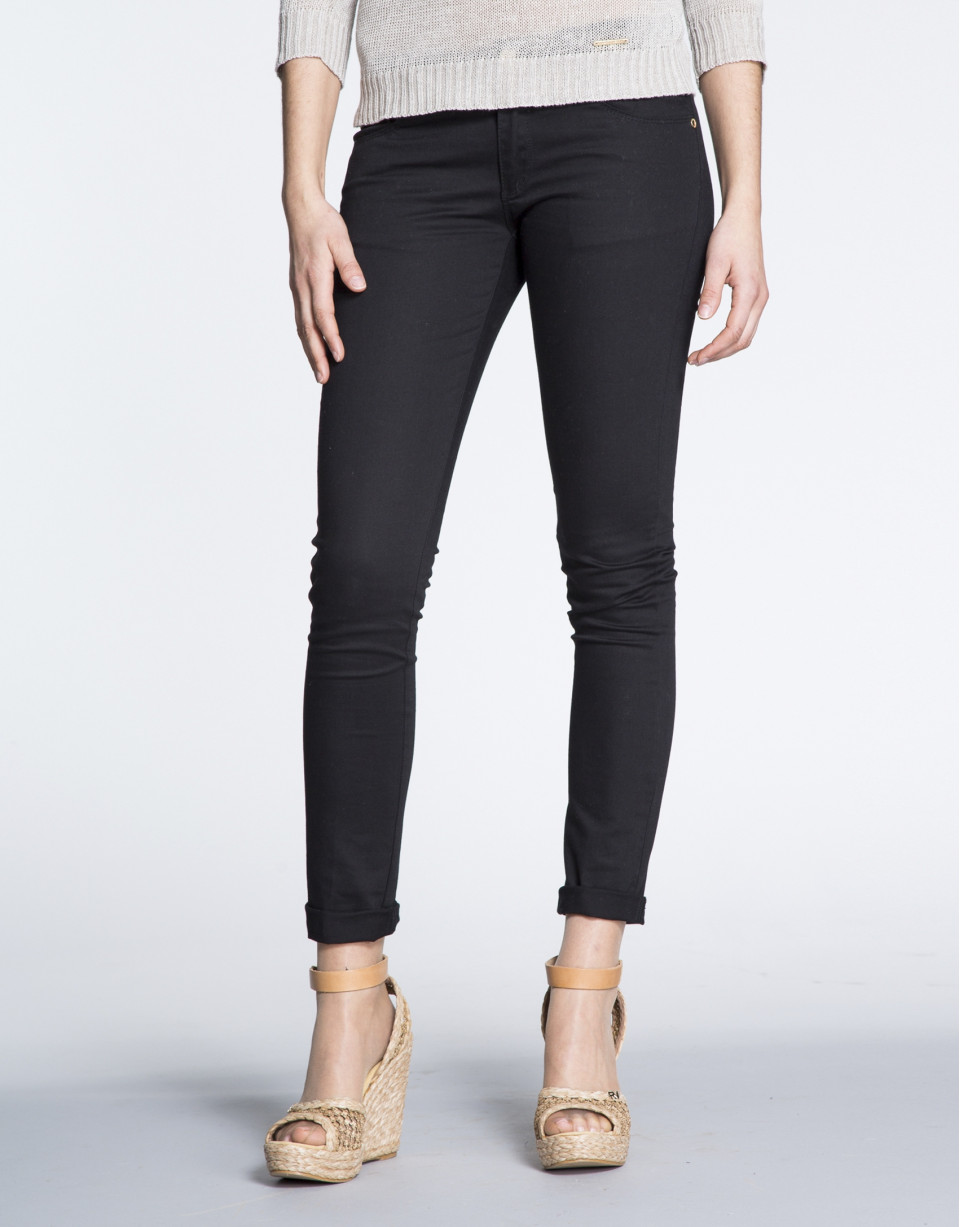 Pantalón strech de algodón negro.