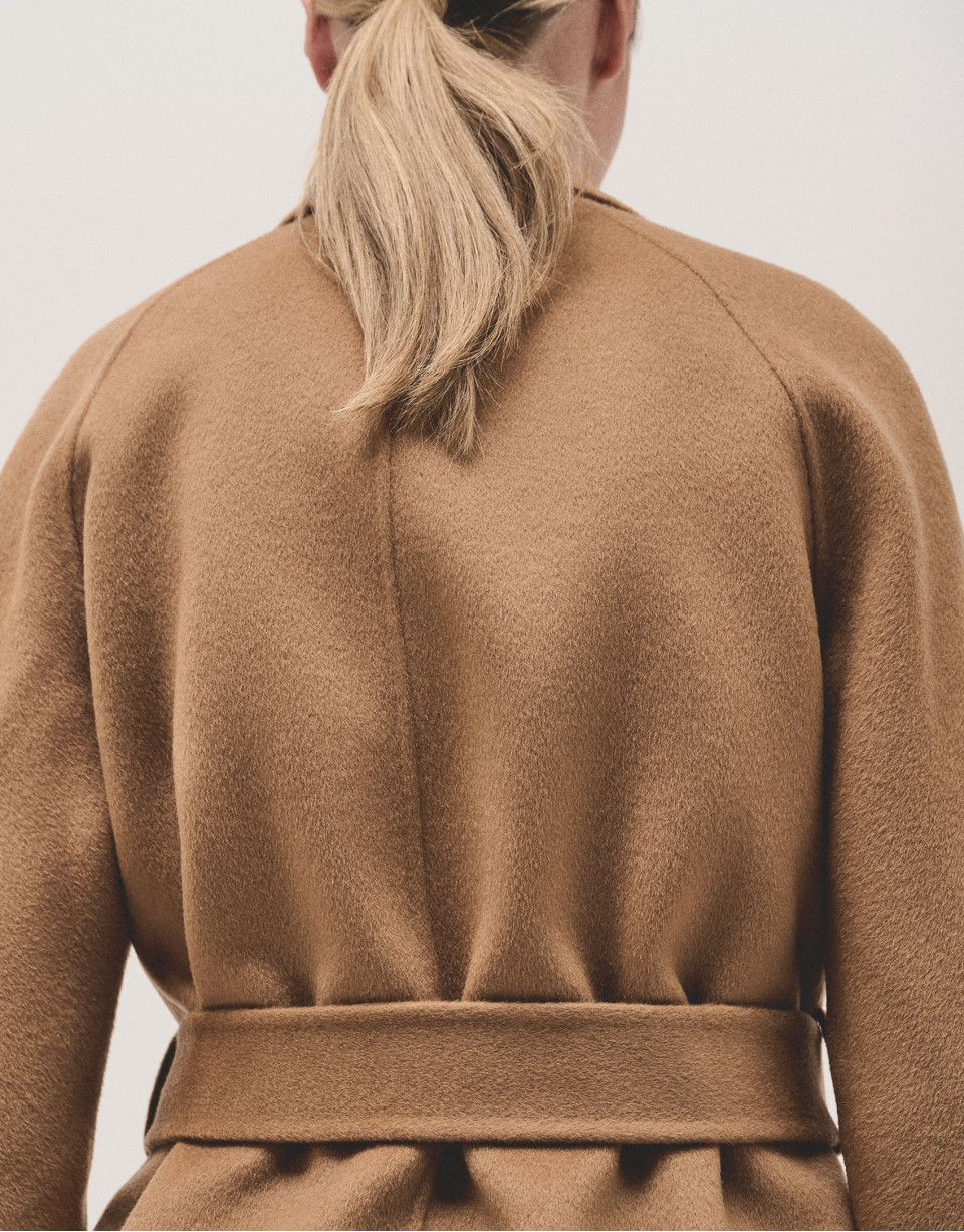 Short camel double-faced coat with belt - Woman | Roberto Verino