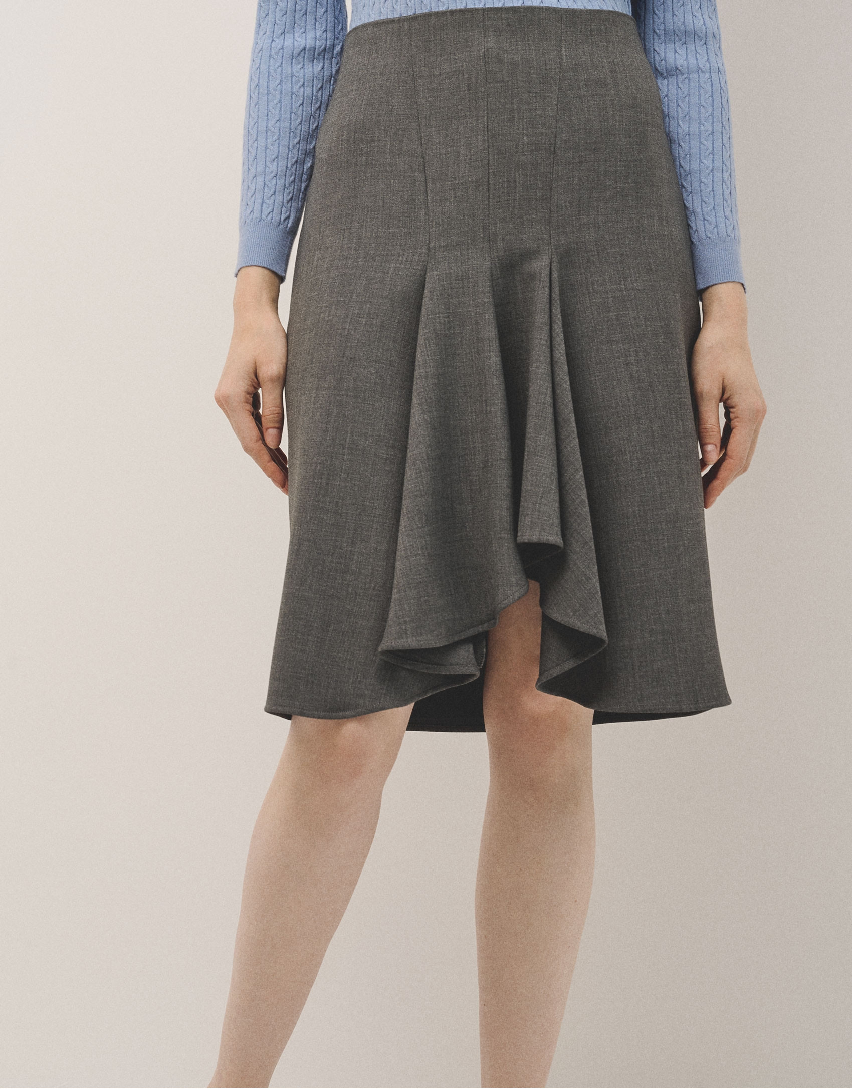 Falda doble crepé gris con volante en delantero | Roberto Verino