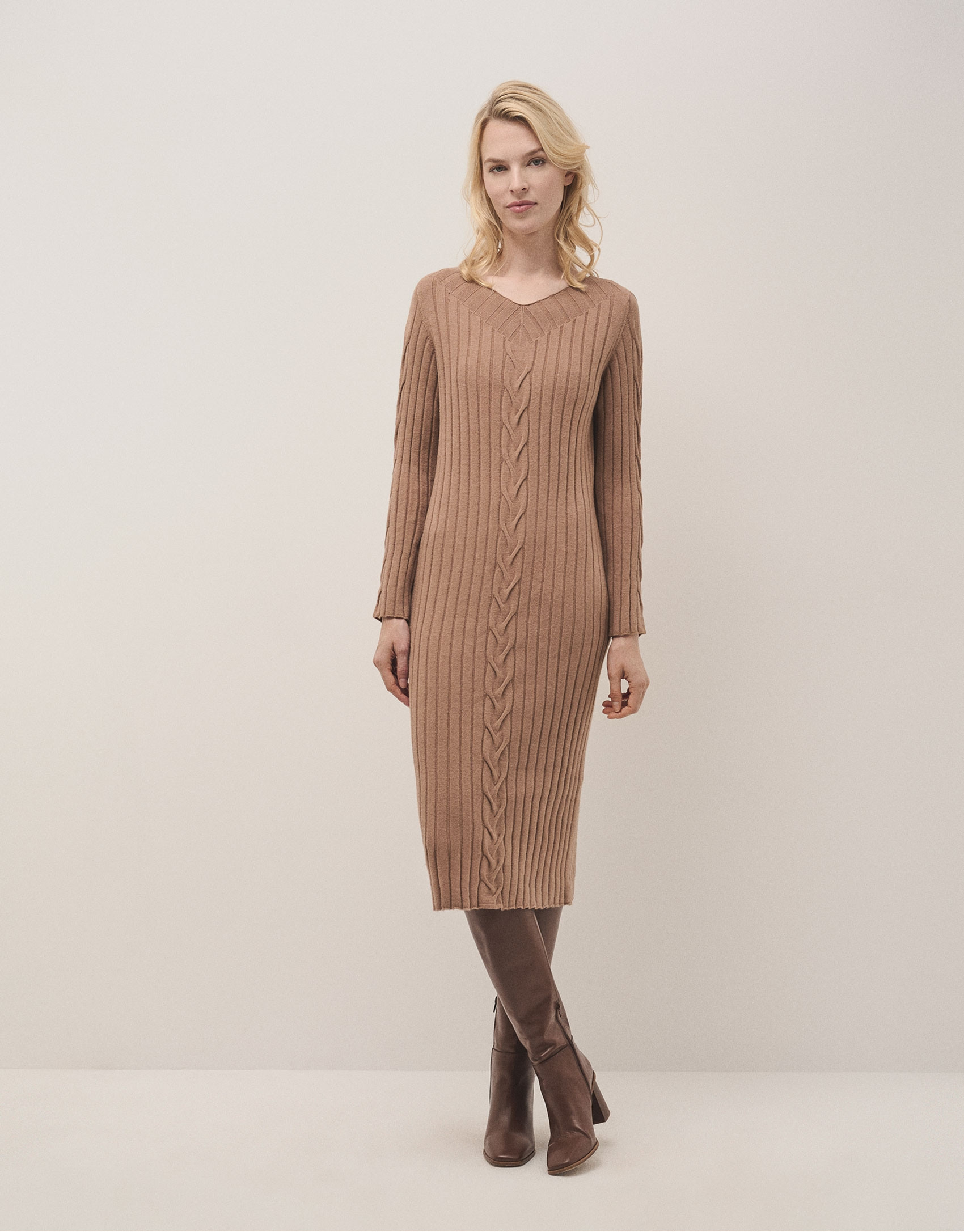 Camel rib knited midi dres with cable pattern | Roberto Verino