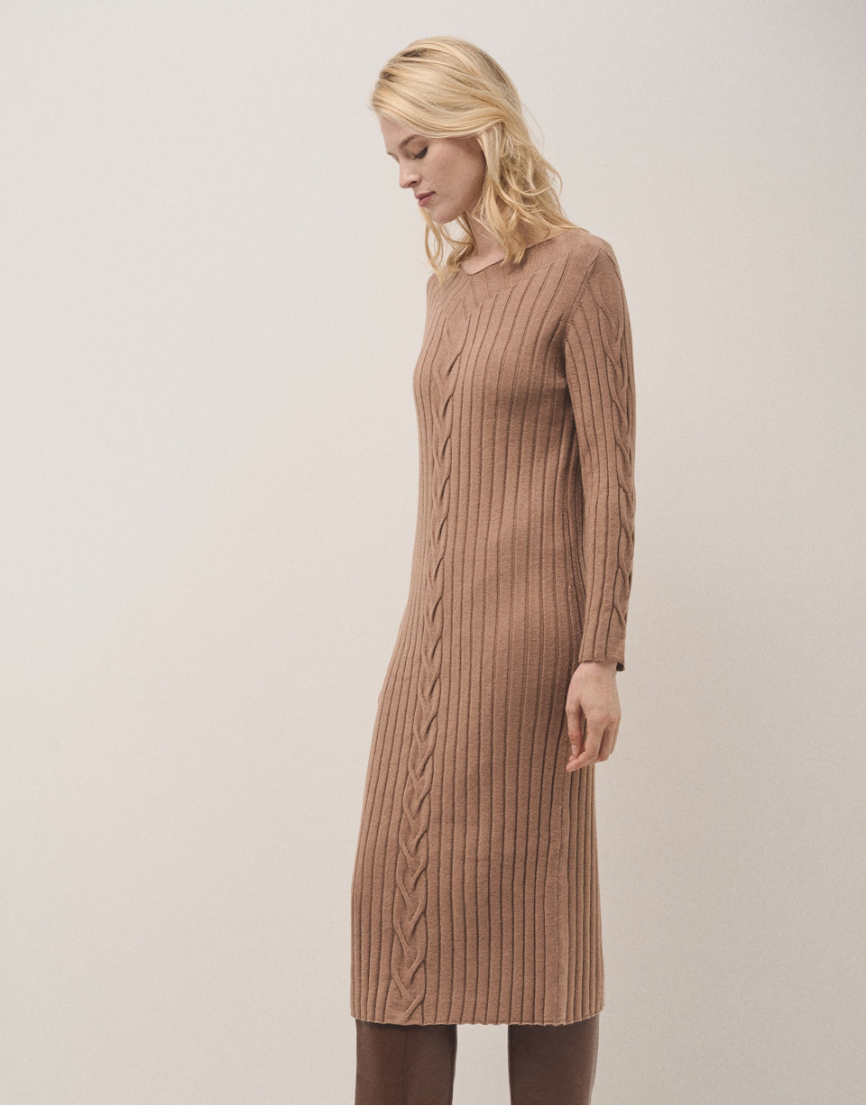 Camel rib knited midi dres with cable pattern | Roberto Verino